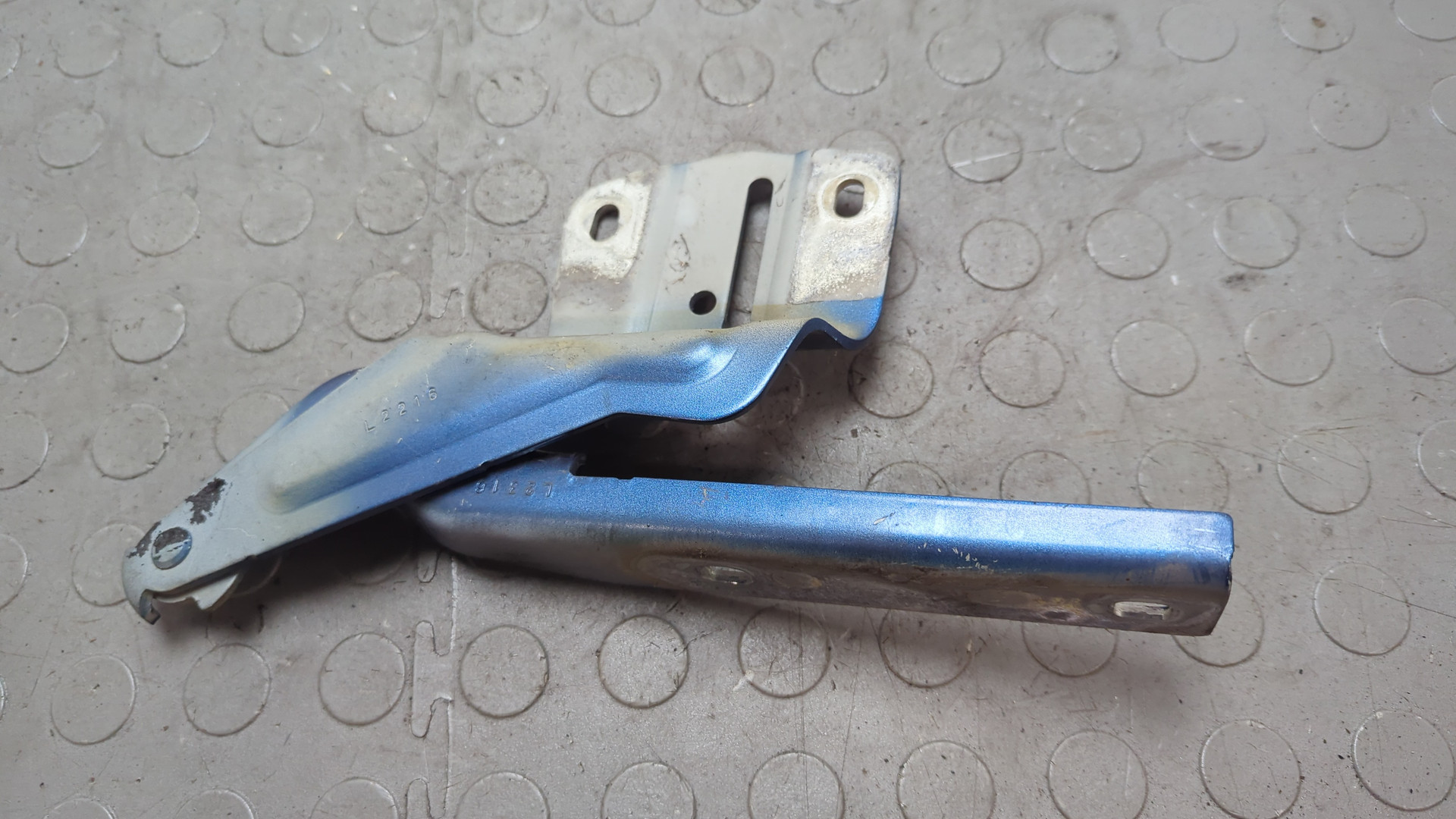 Петля капота левая