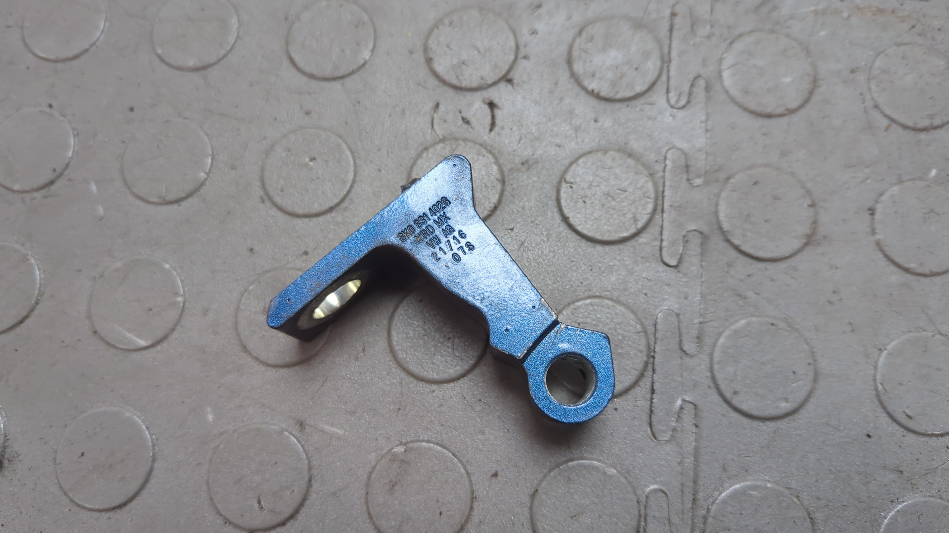 Петля двери