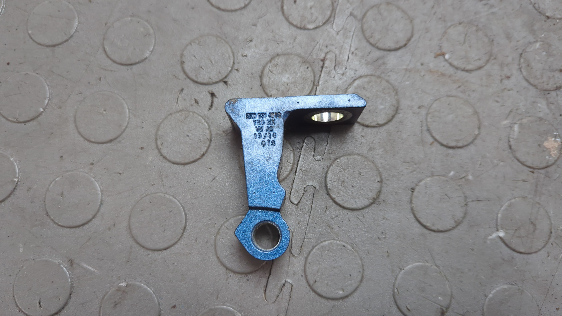 Петля двери