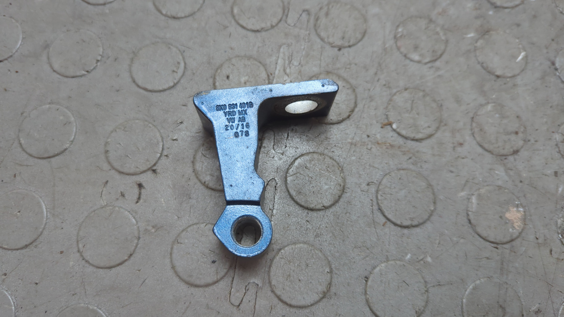 Петля двери