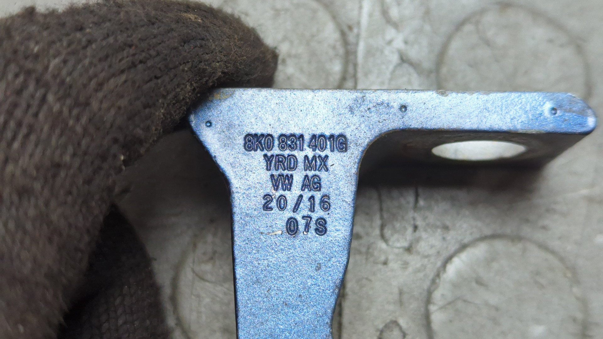 Петля двери