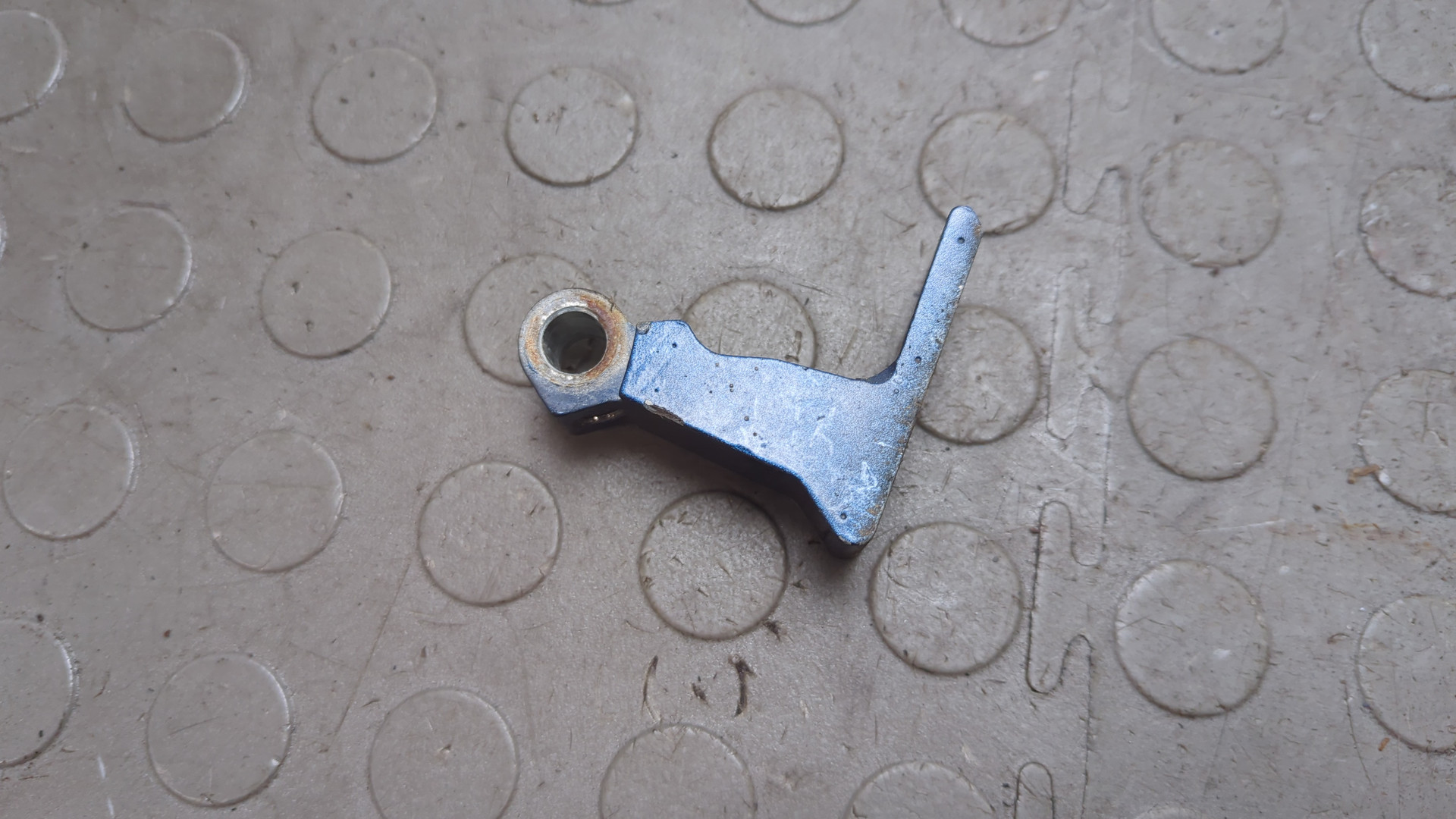 Петля двери