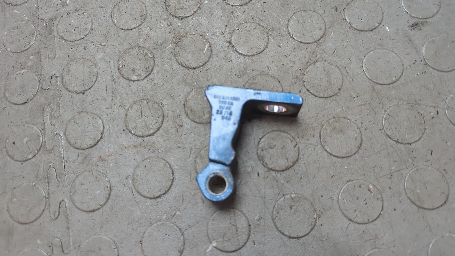 Петля двери