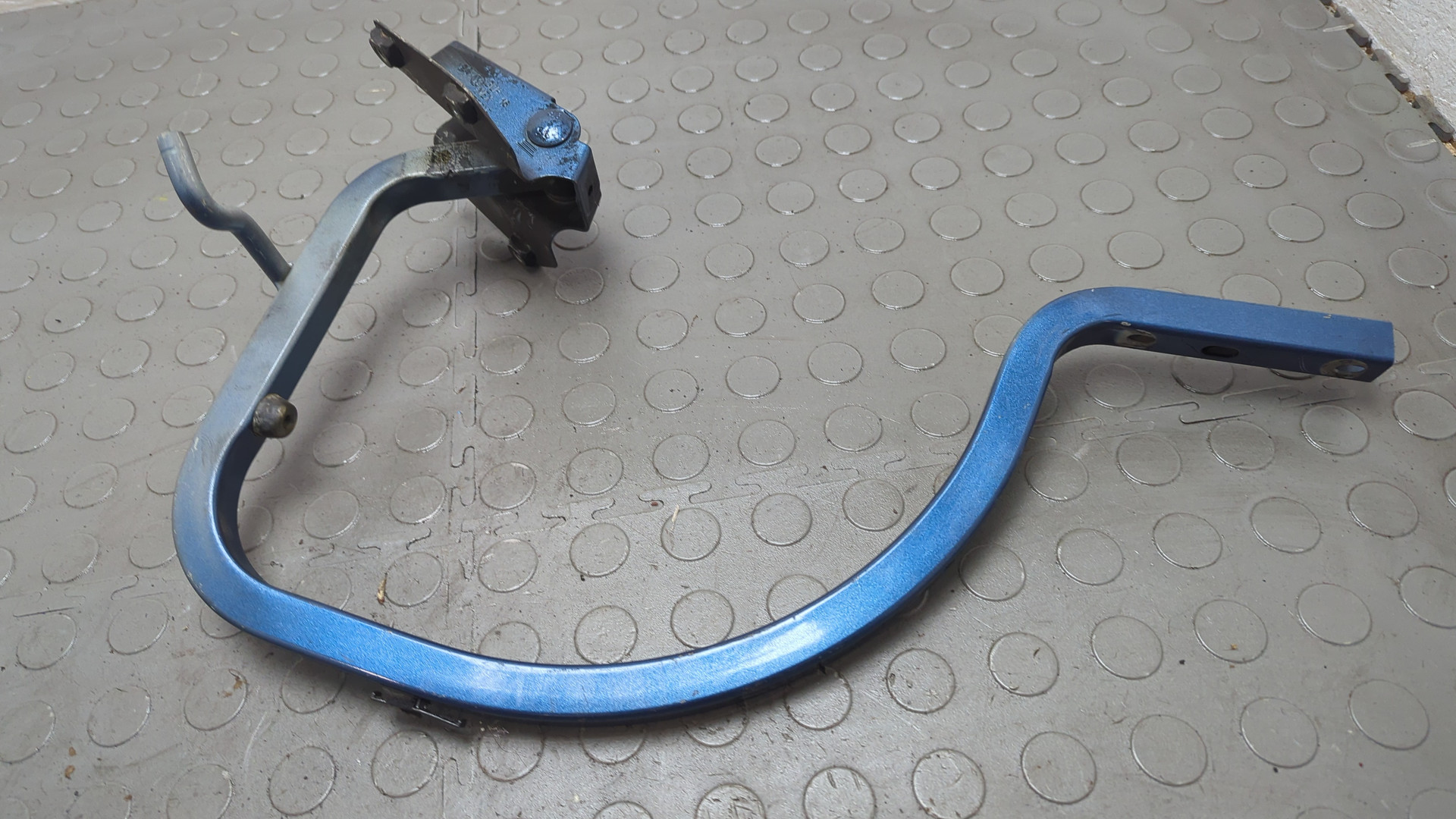 Петля крышки багажника