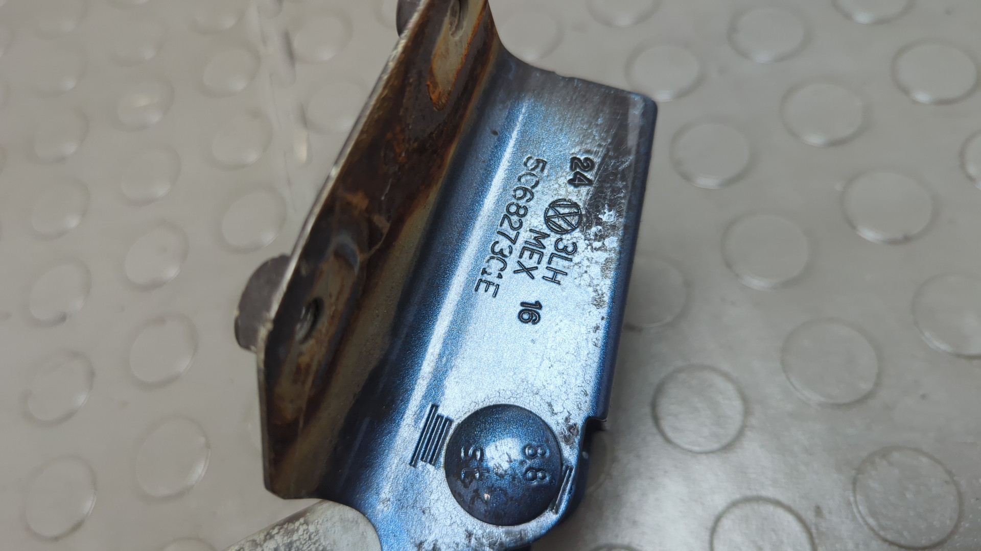 Петля крышки багажника