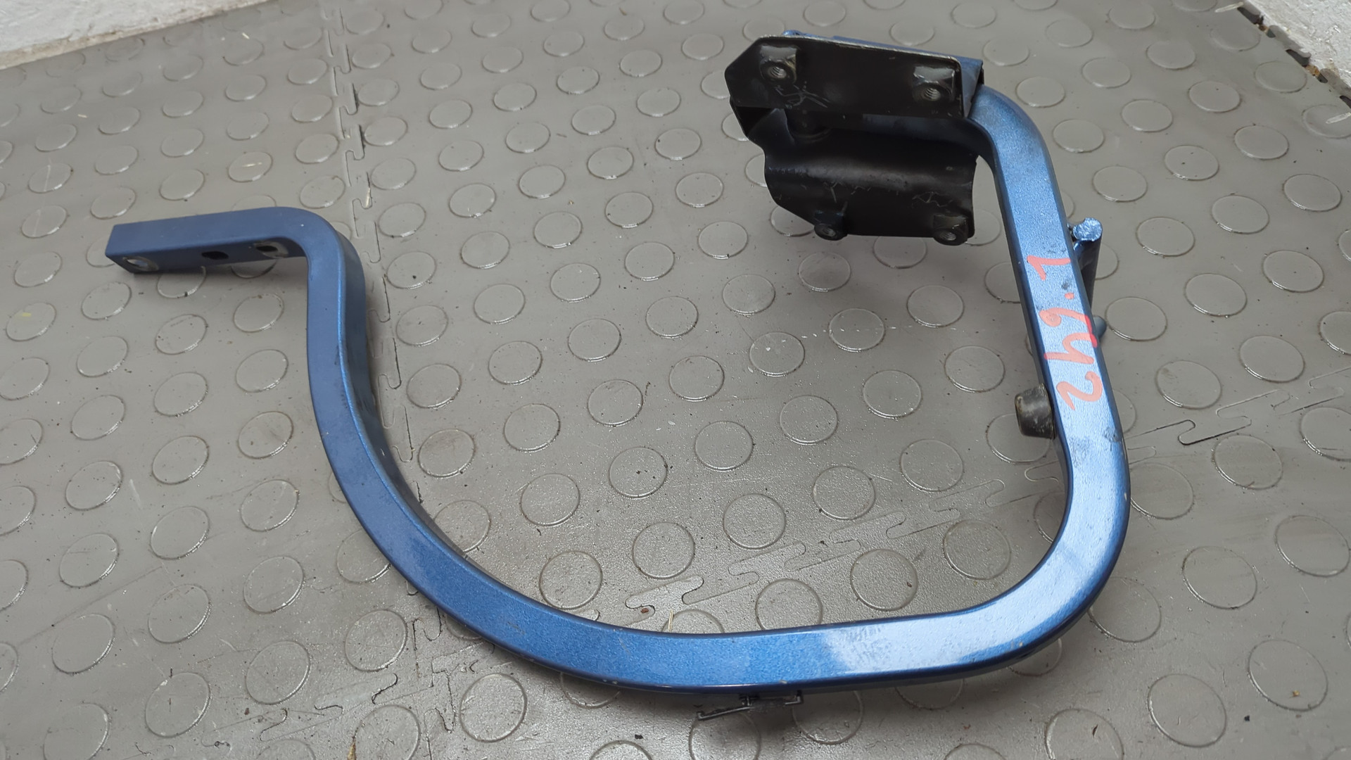 Петля крышки багажника