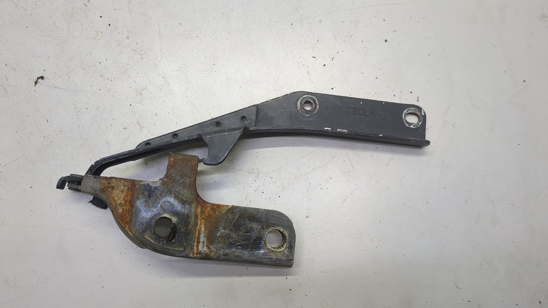 Петля капота левая