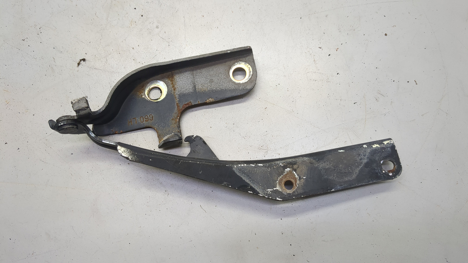 Петля капота левая