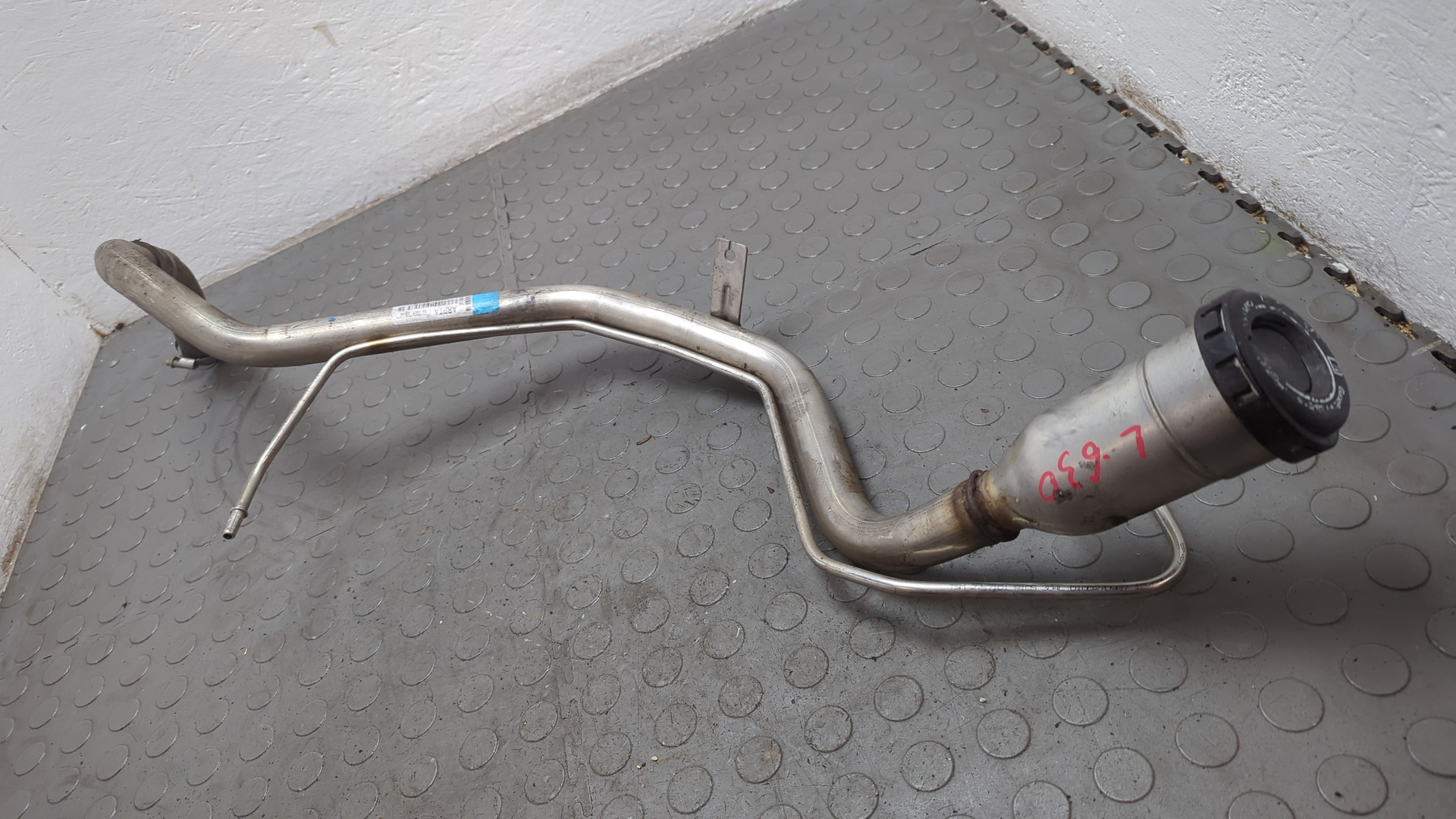 Горловина топливного бака