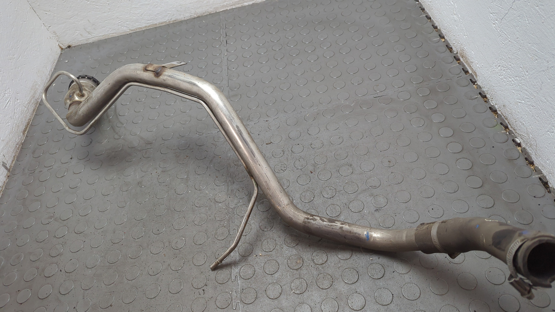 Горловина топливного бака