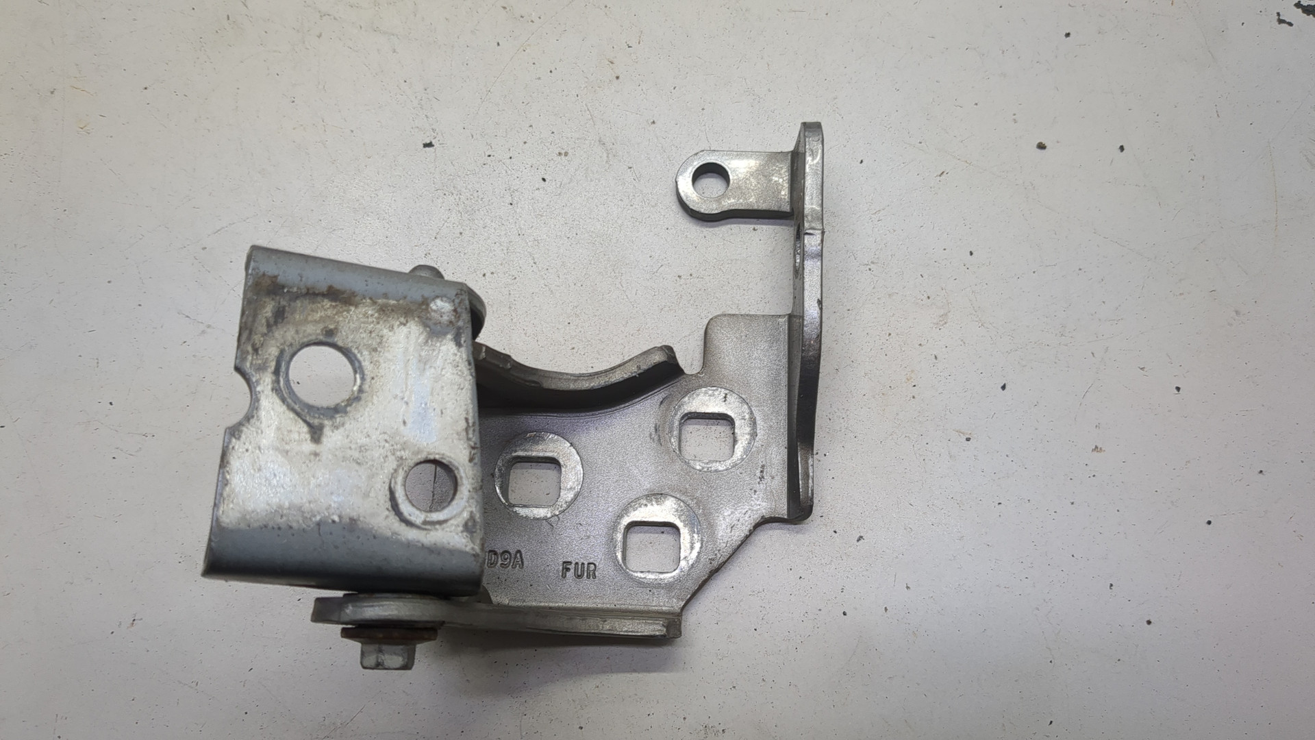 Петля двери