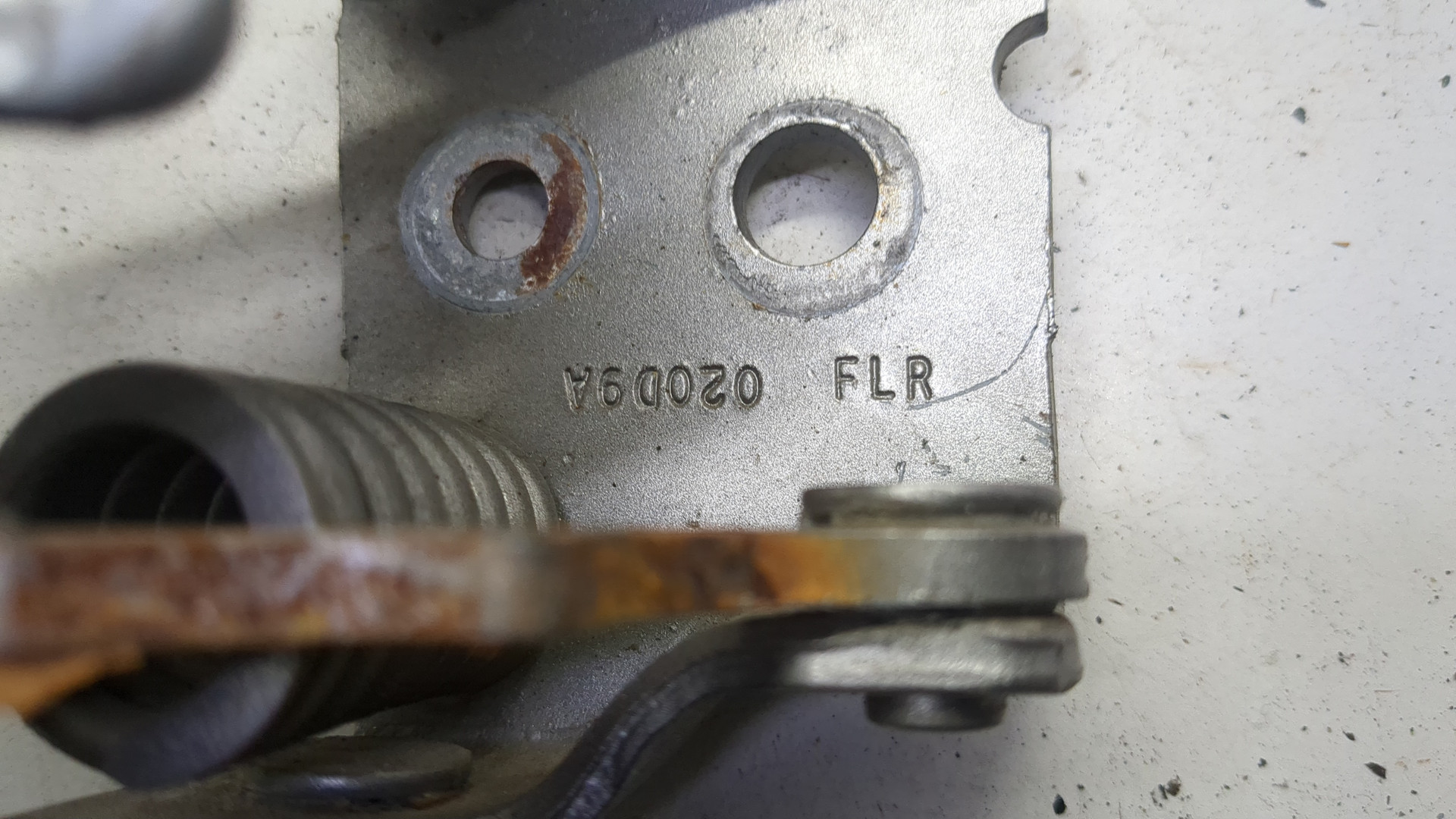 Петля двери