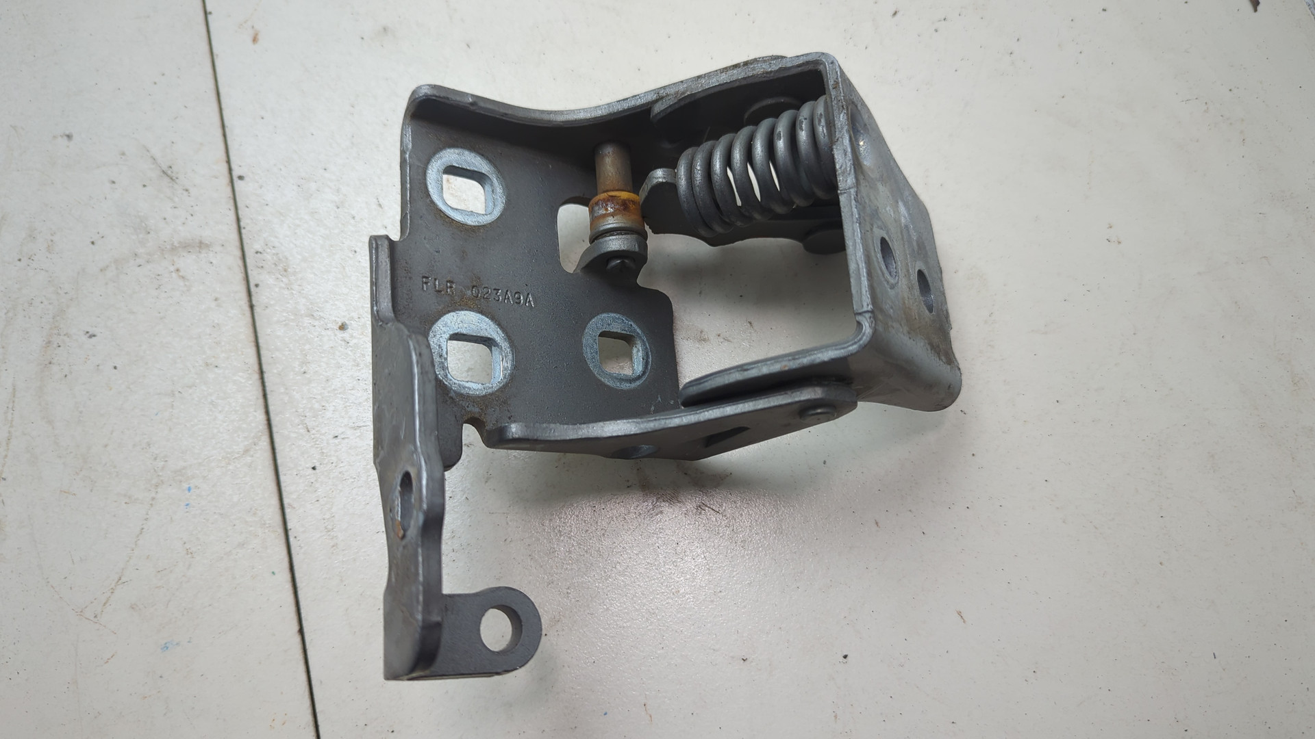 Петля двери