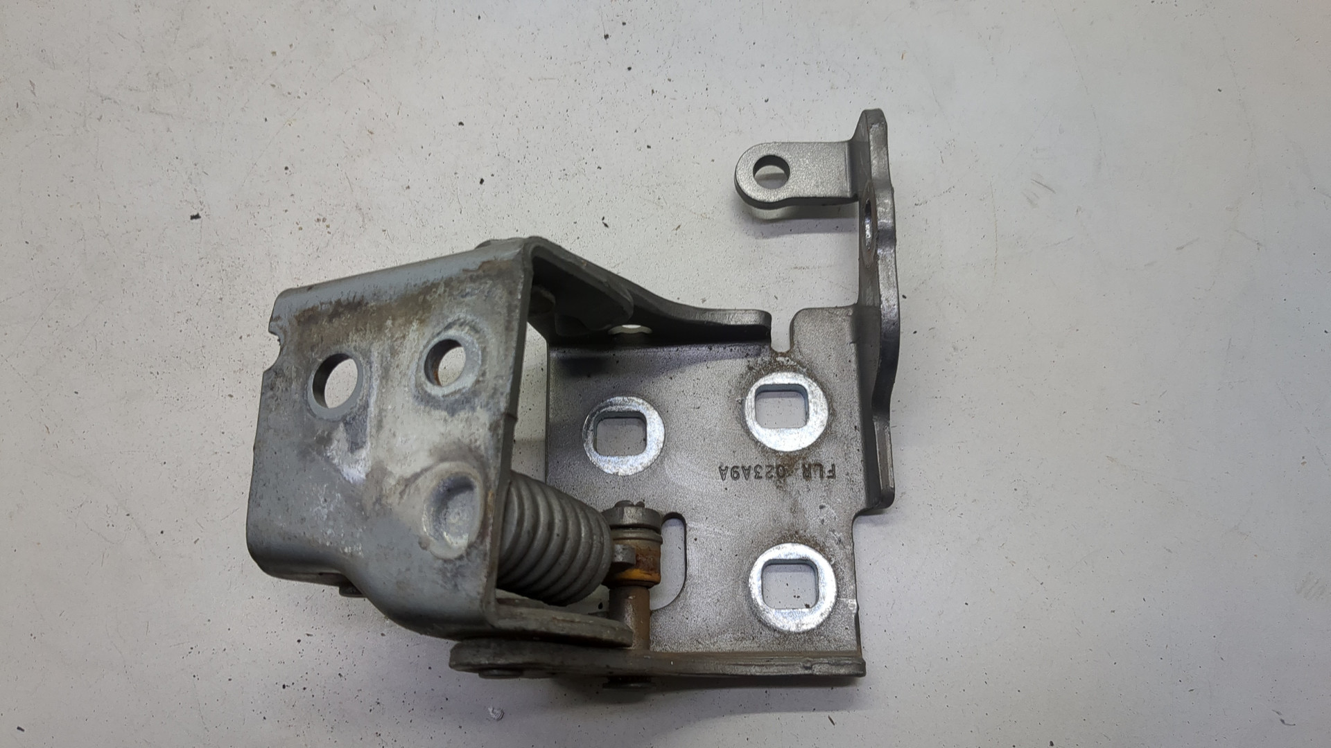 Петля двери