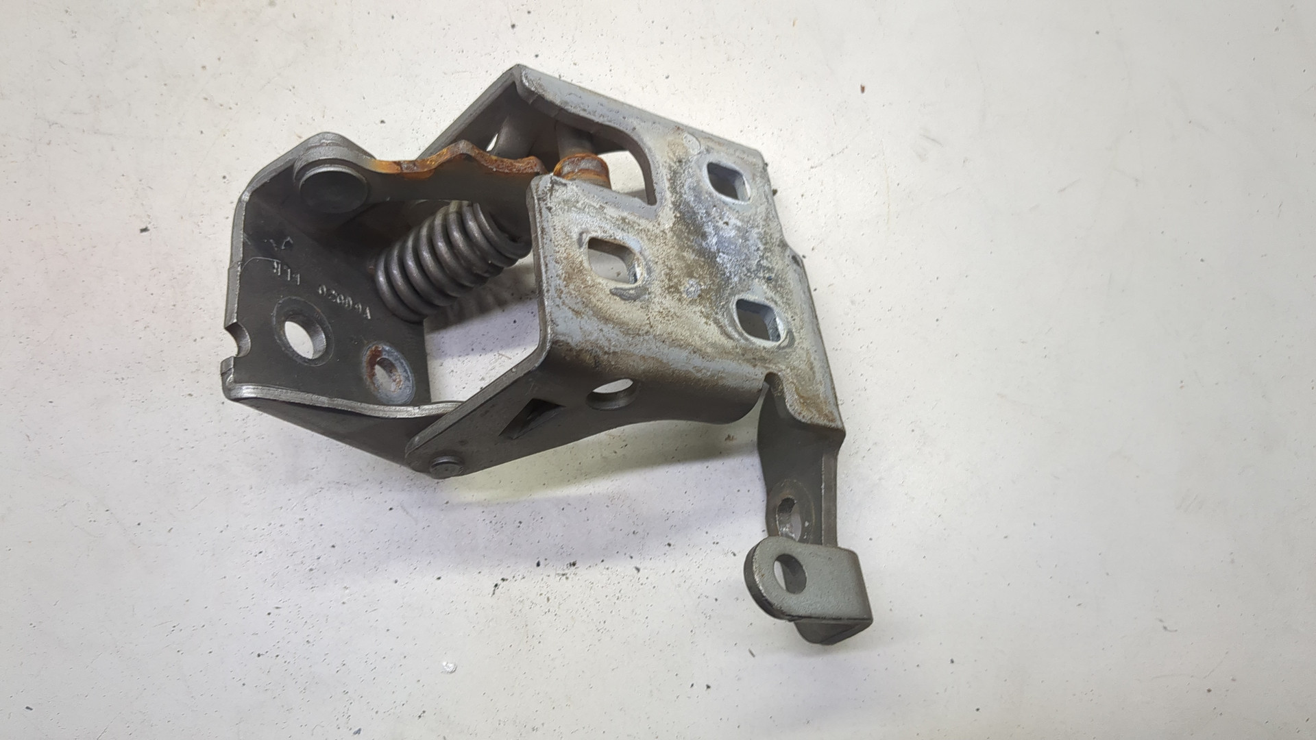 Петля двери