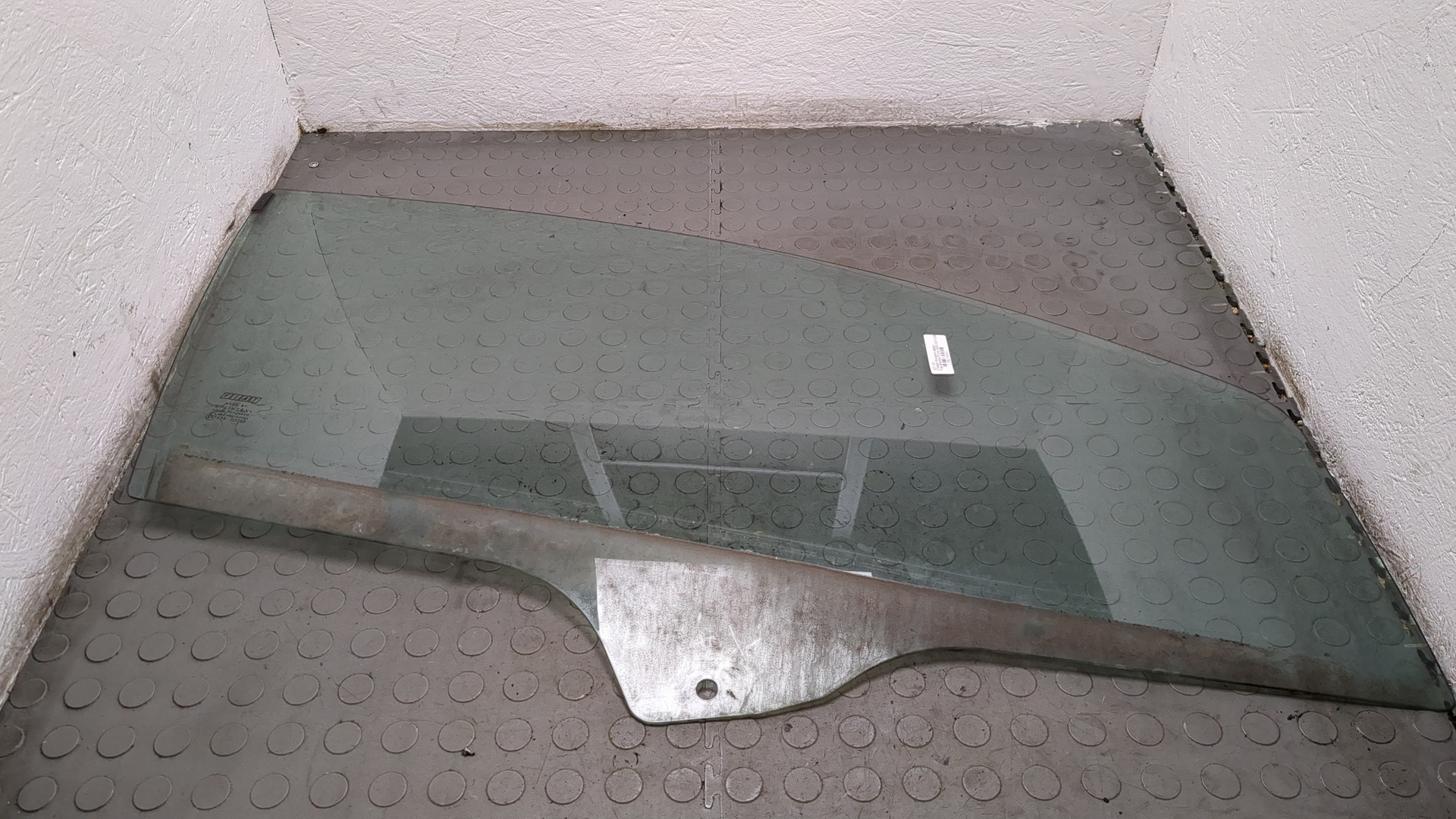 Стекло двери передней правой