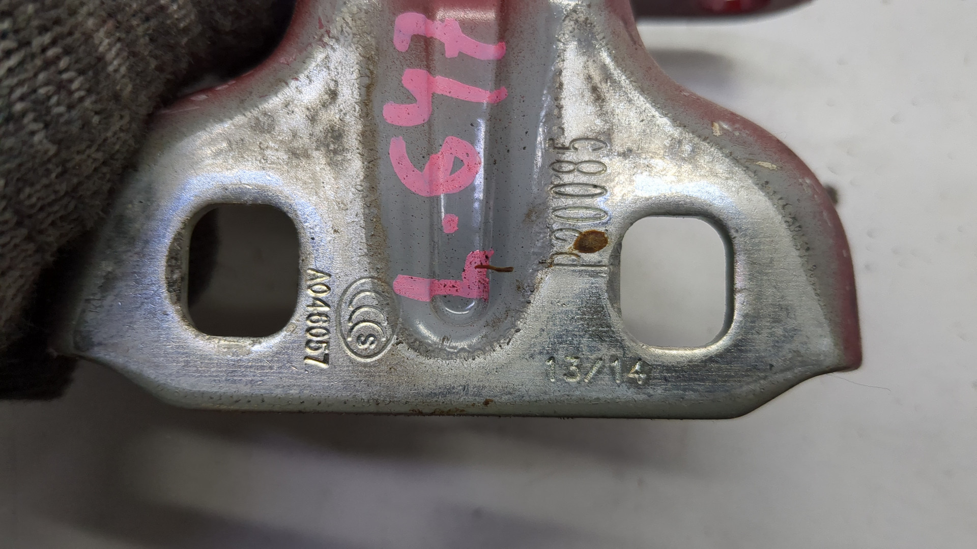 Петля двери