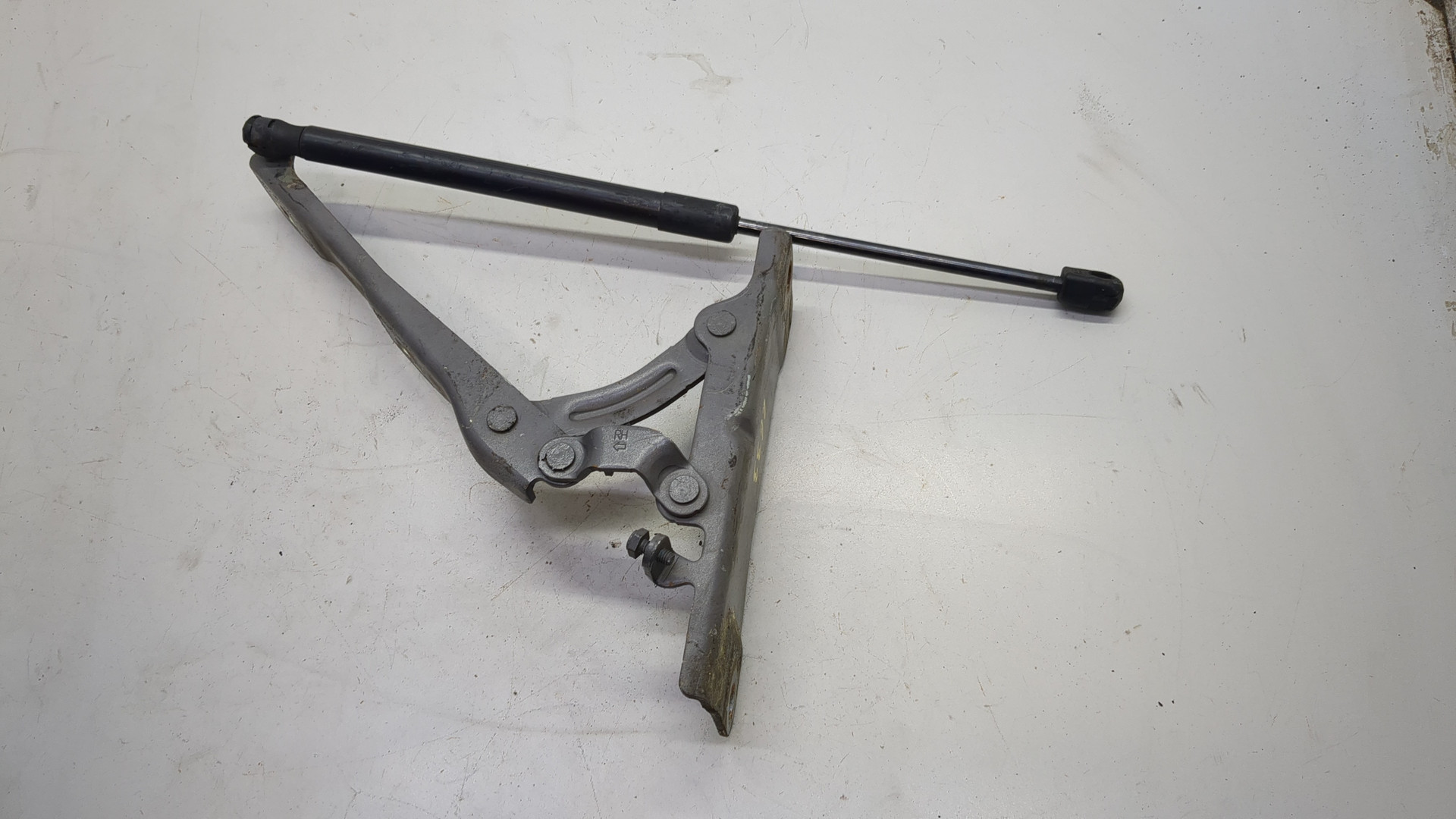 Петля капота правая