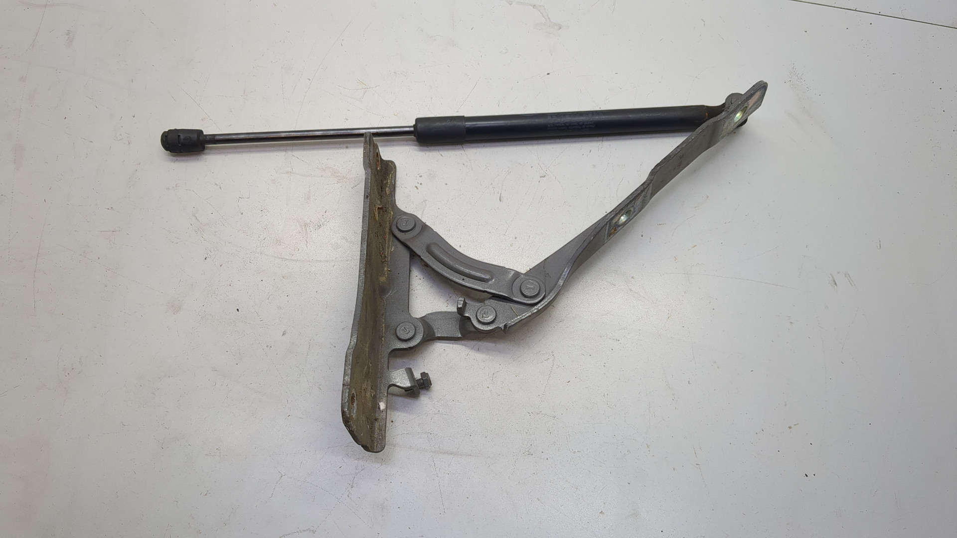 Петля капота правая