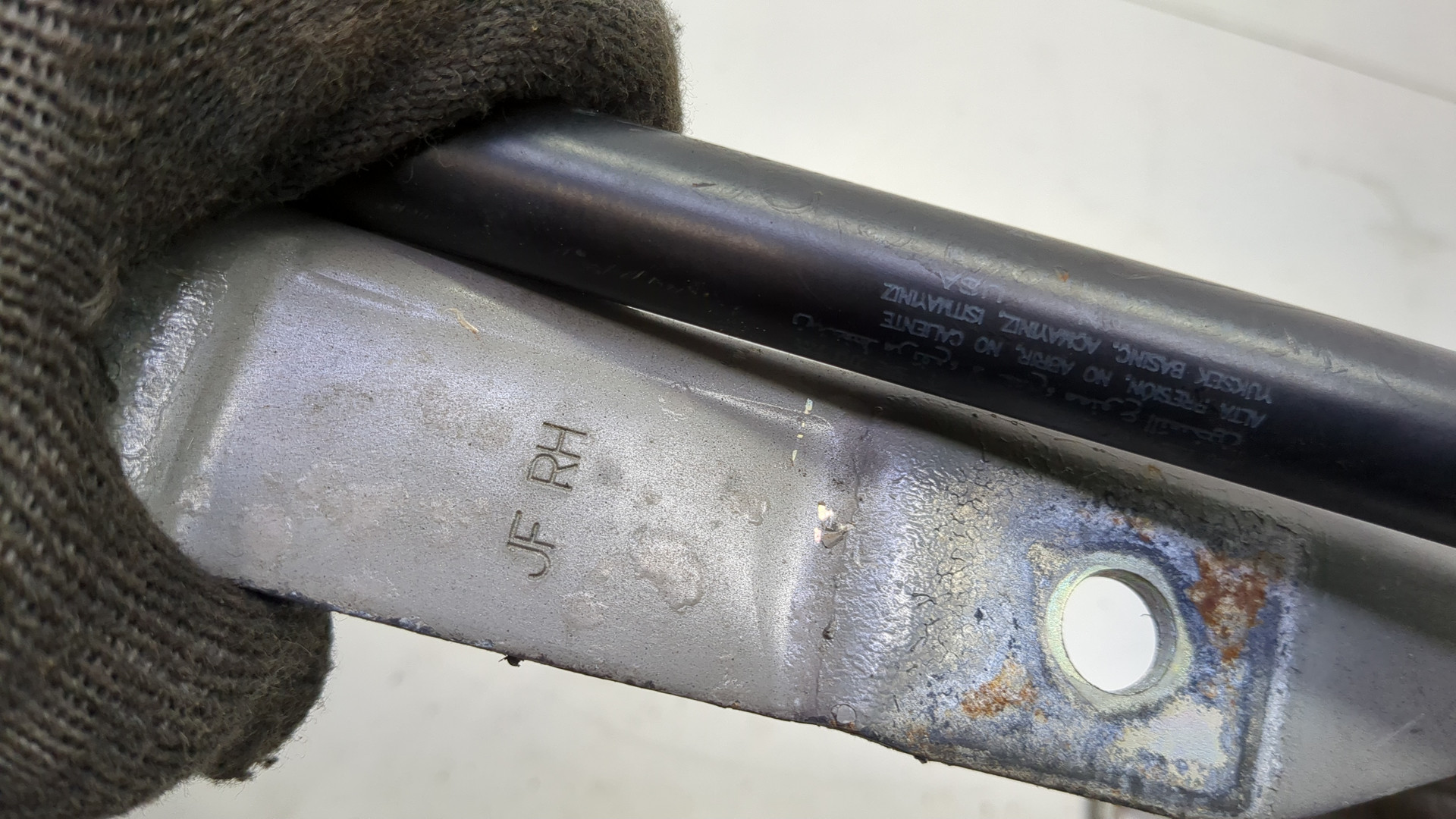 Петля капота правая