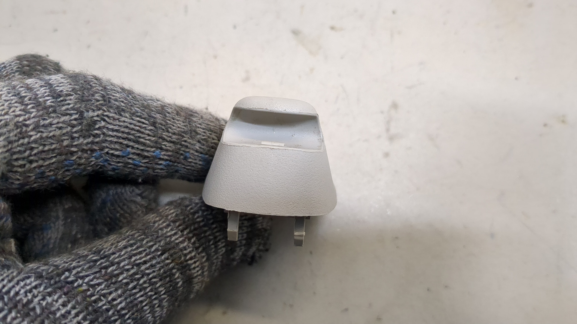 Кронштейн солнцезащитного козырька