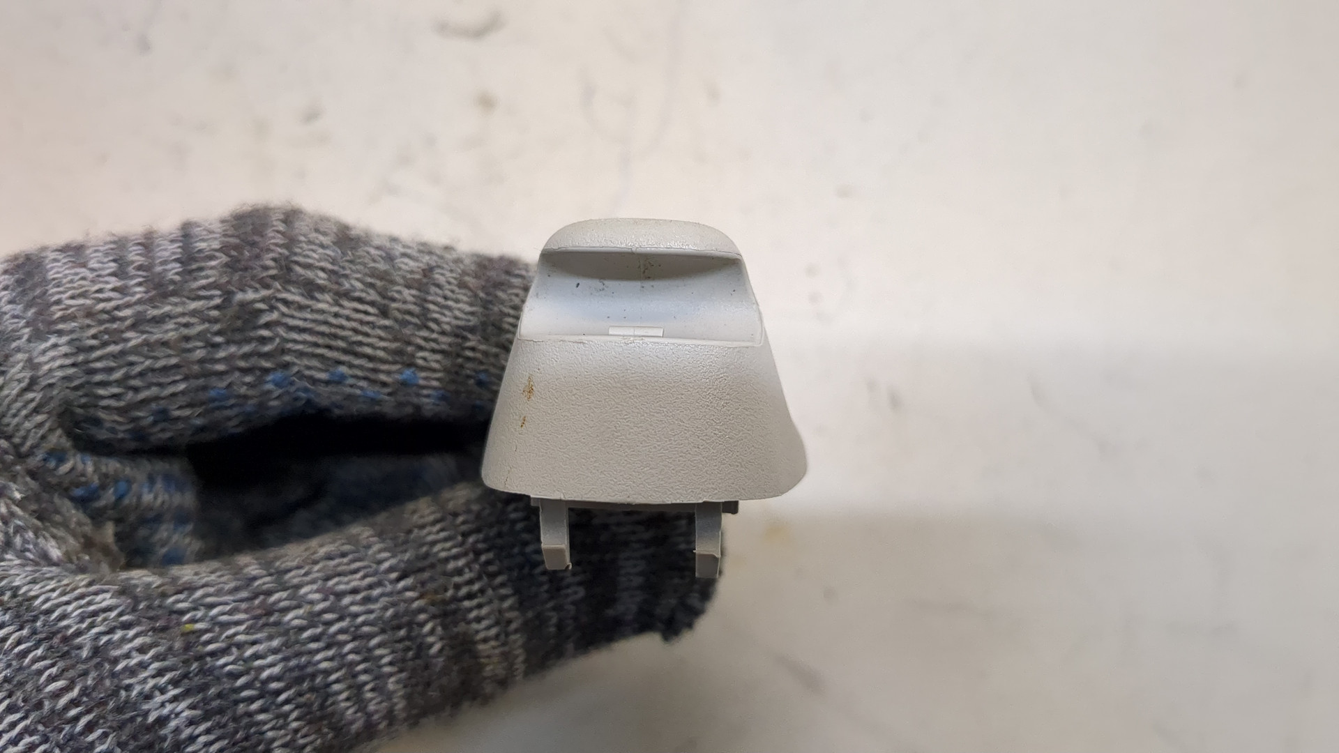 Кронштейн солнцезащитного козырька