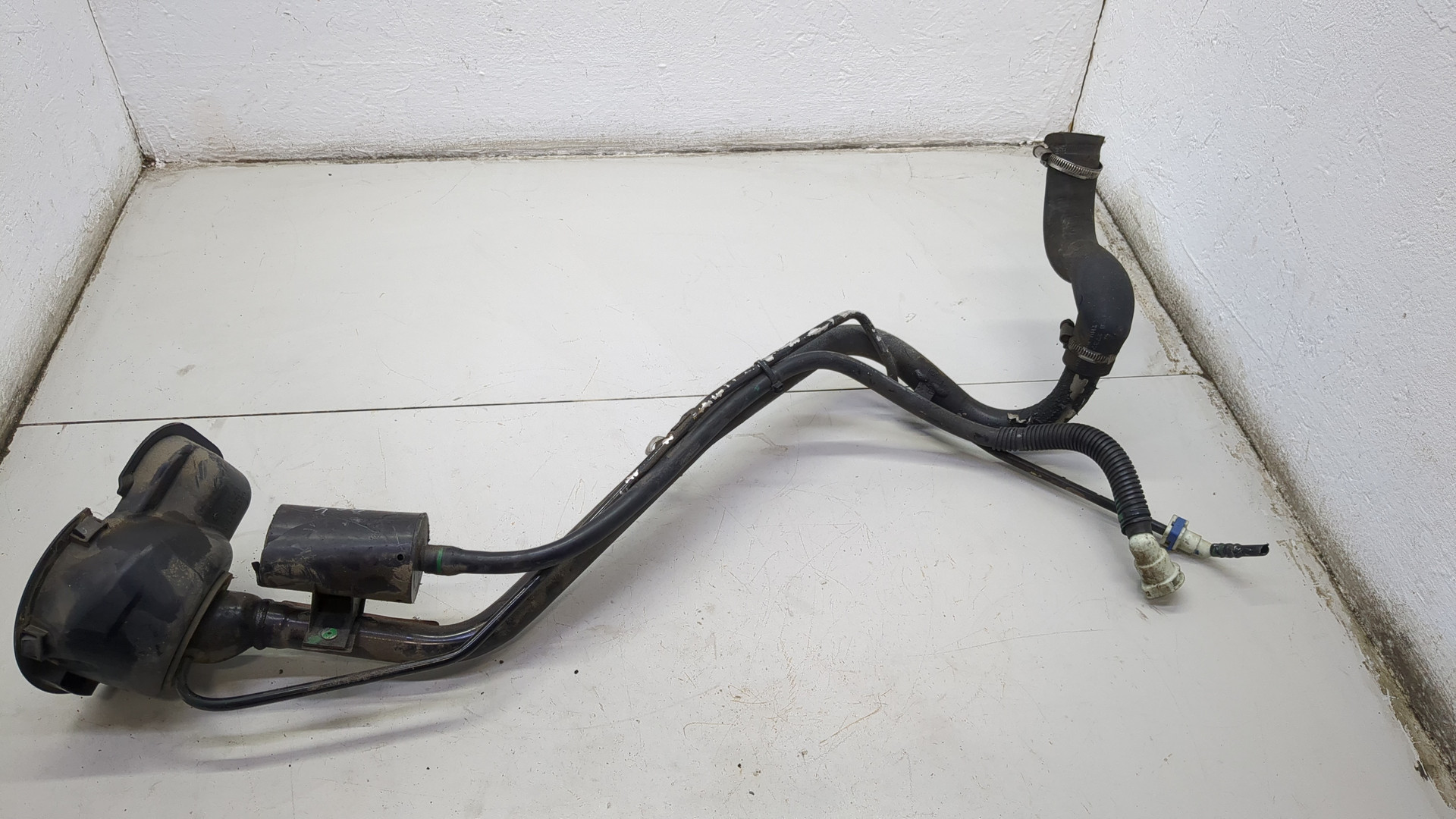 Горловина топливного бака