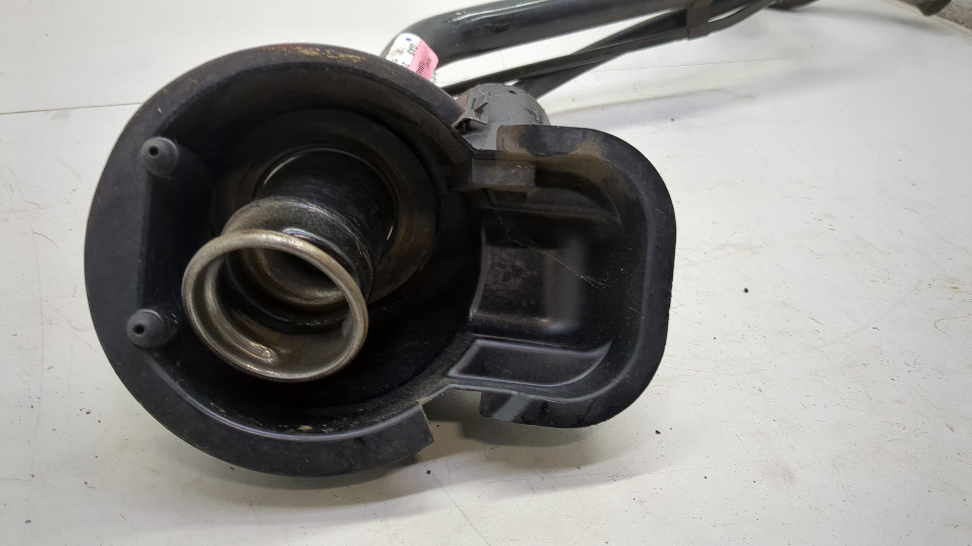 Горловина топливного бака