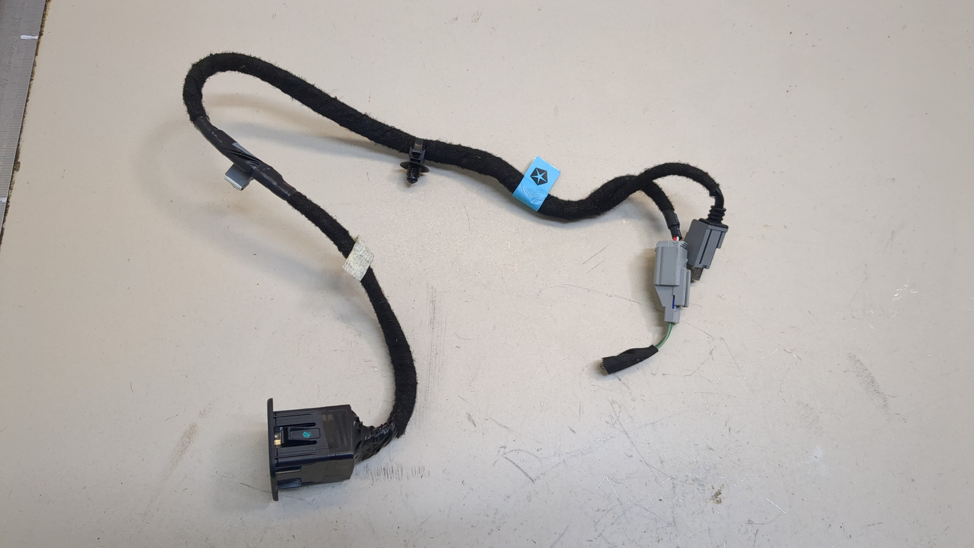 Гнездо AUX / USB IN