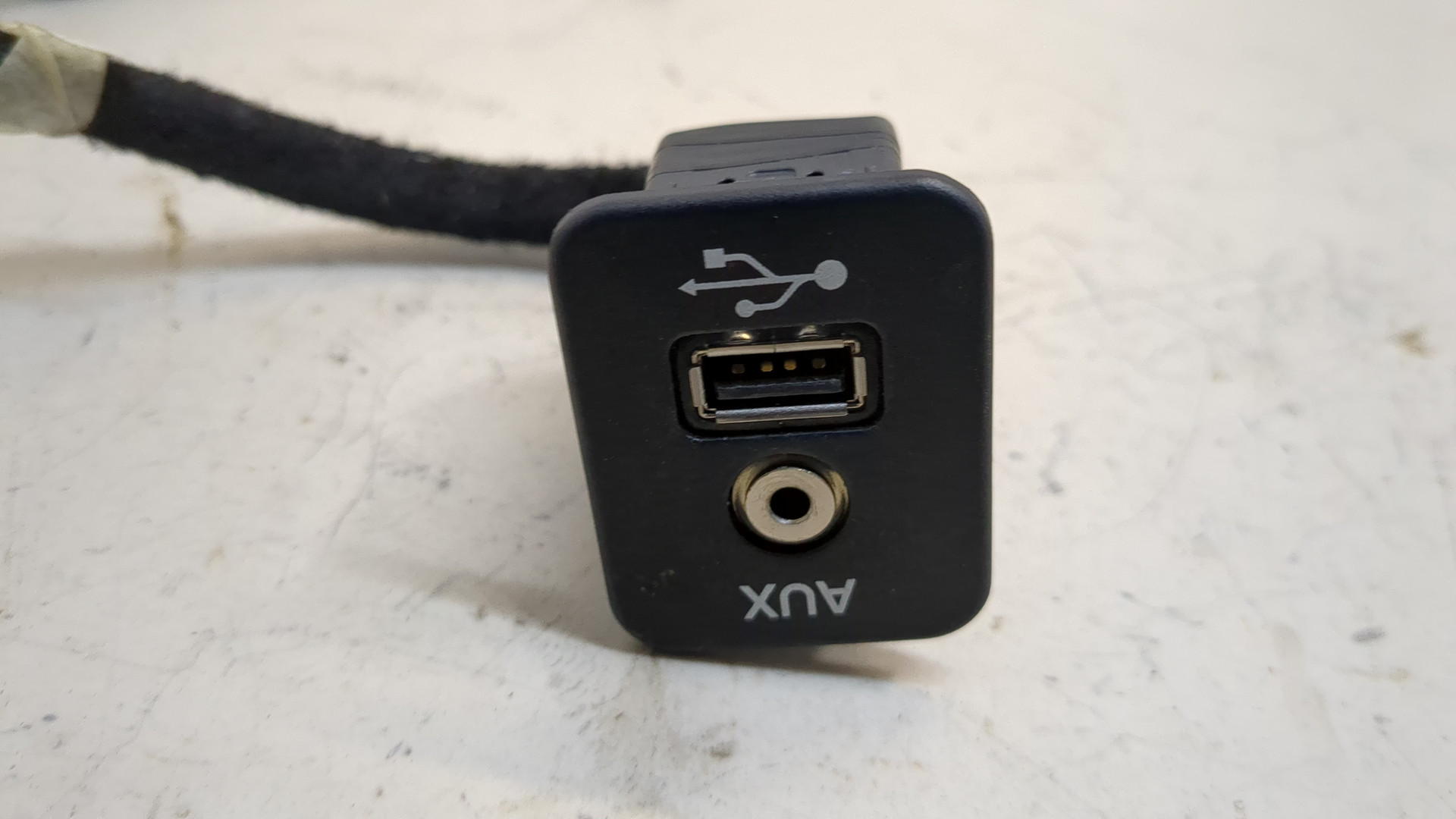 Гнездо AUX / USB IN