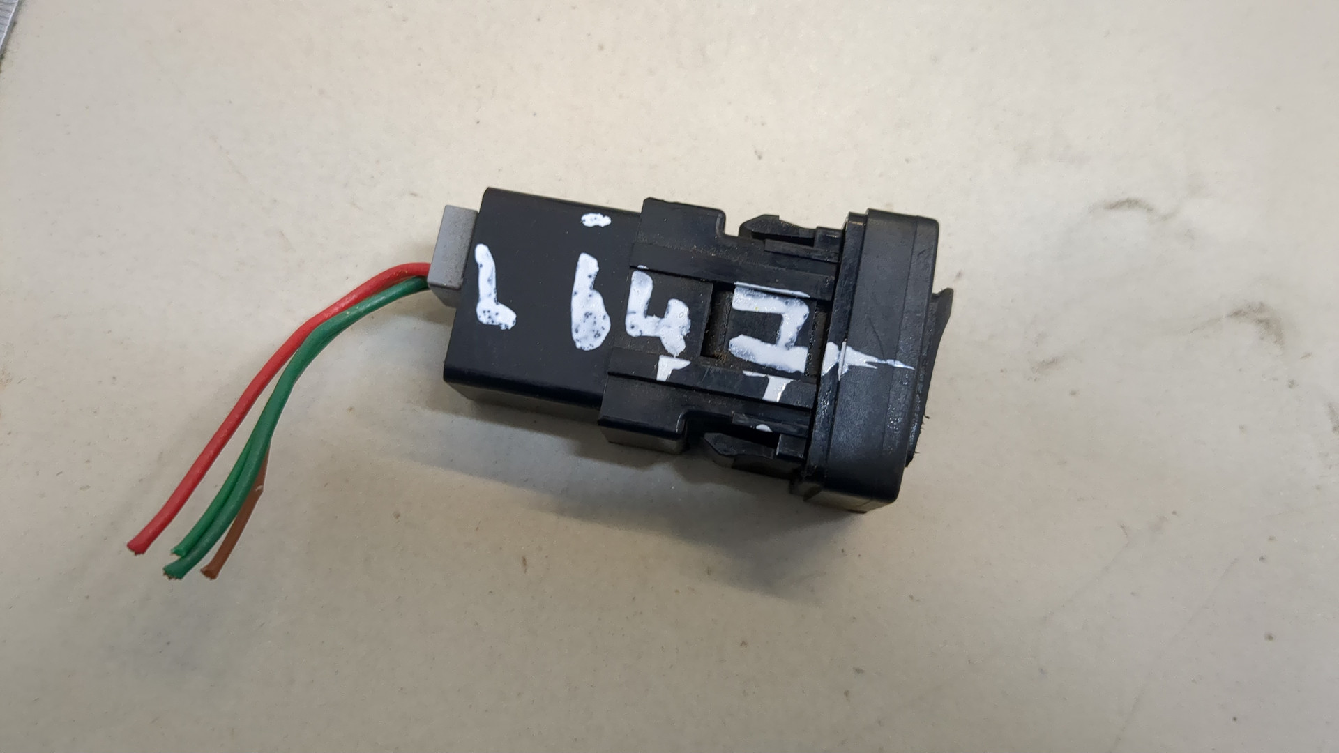 Гнездо AUX / USB IN