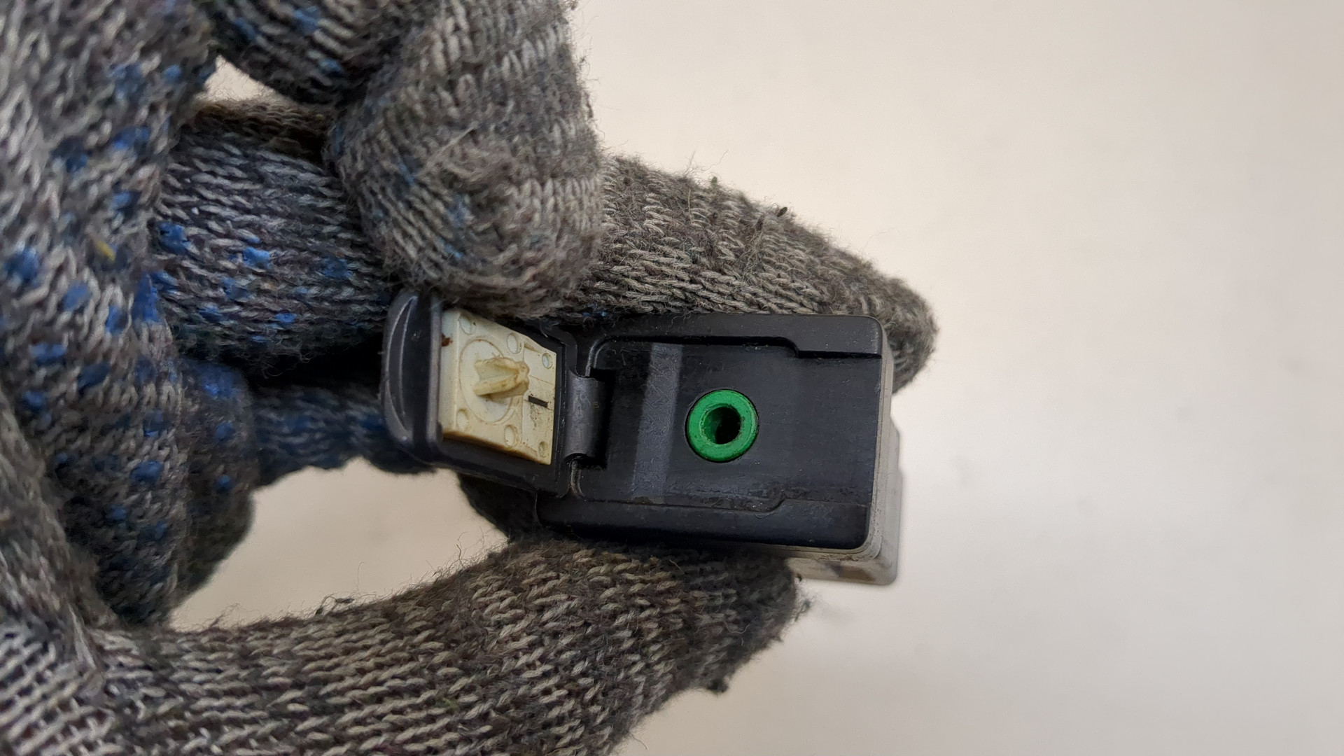 Гнездо AUX / USB IN