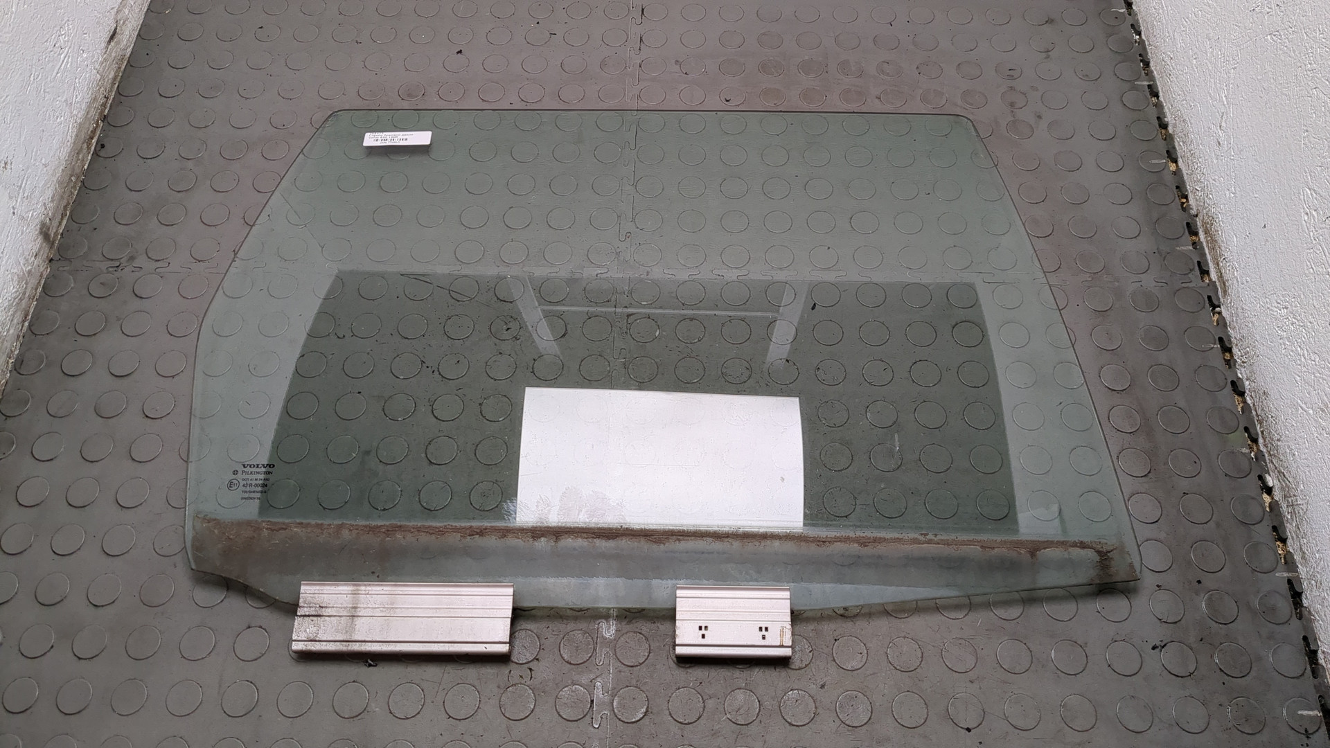 Стекло двери задней правой