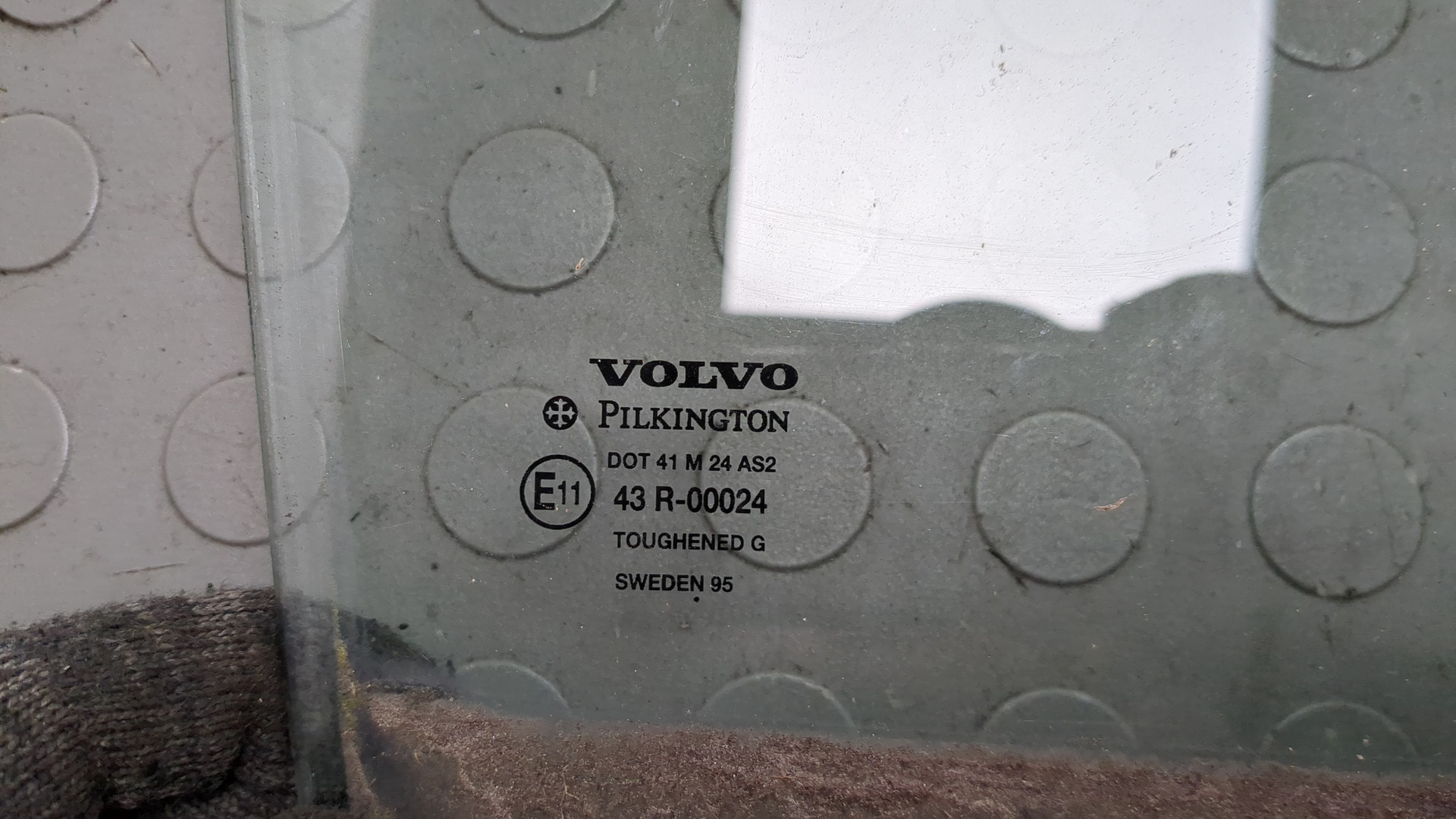 Стекло двери задней правой