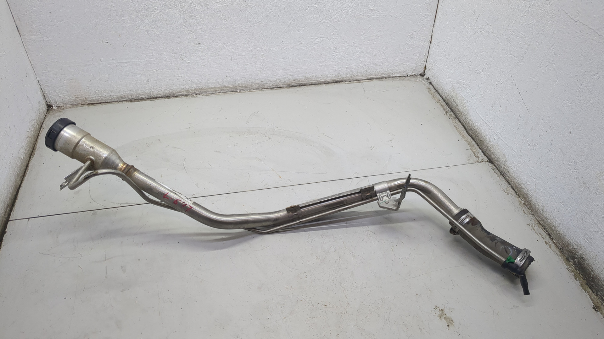 Горловина топливного бака