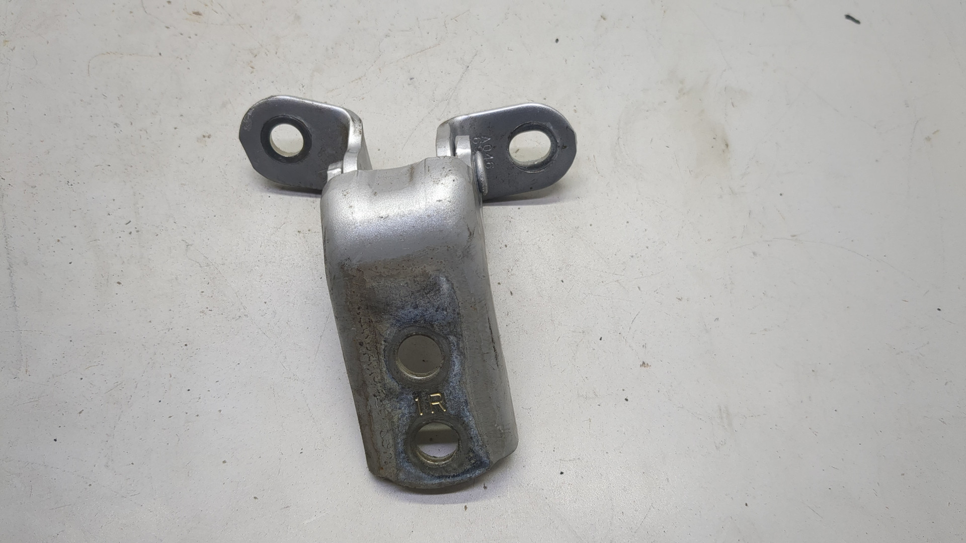 Петля двери