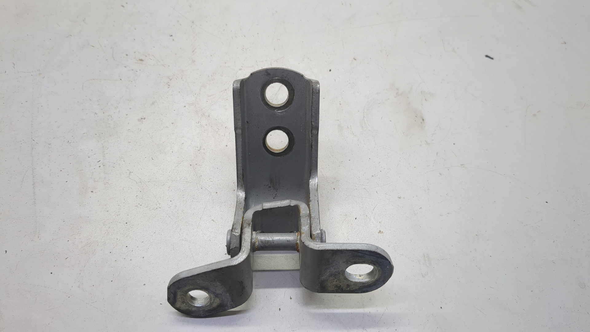 Петля двери