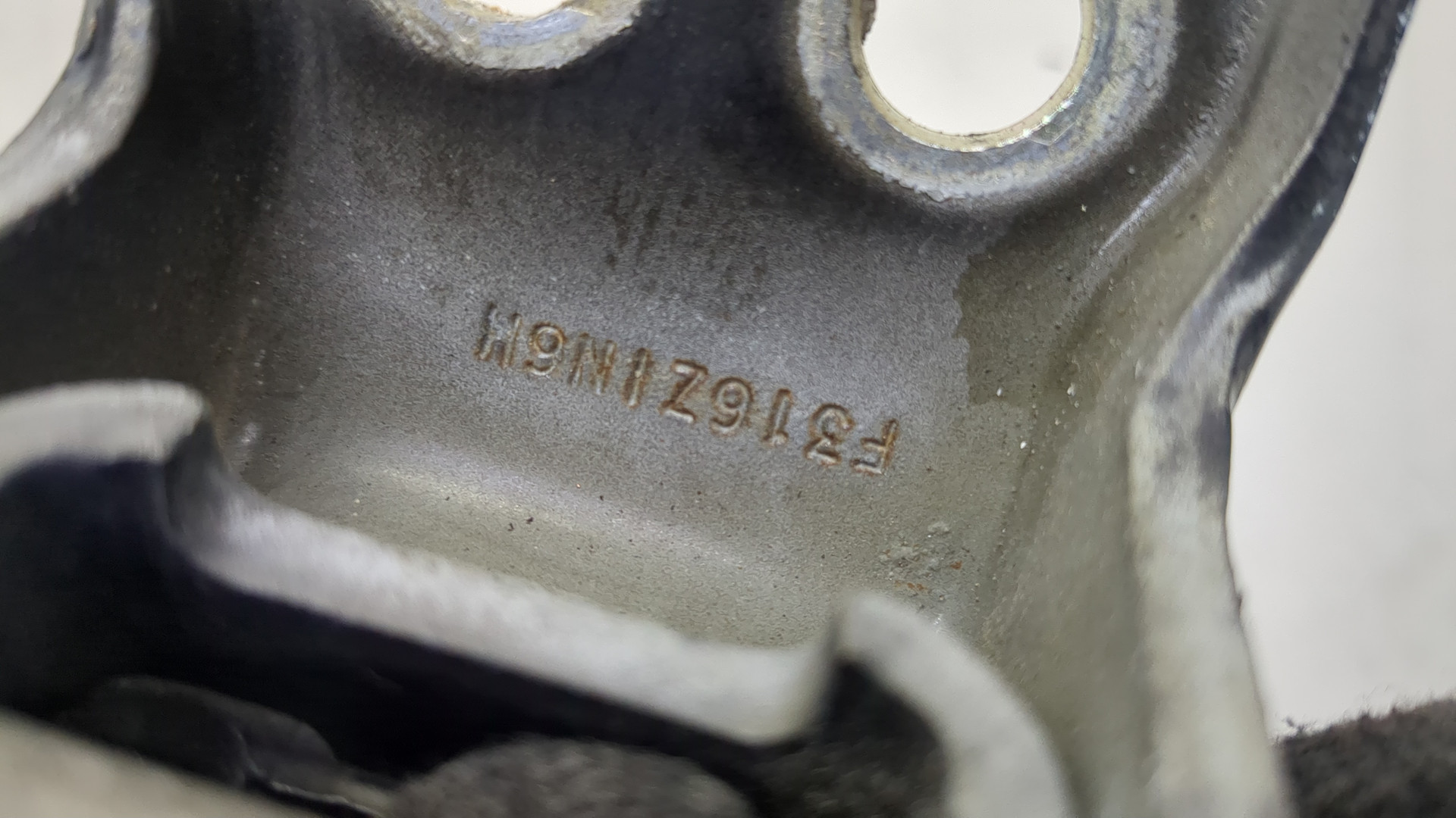 Петля двери