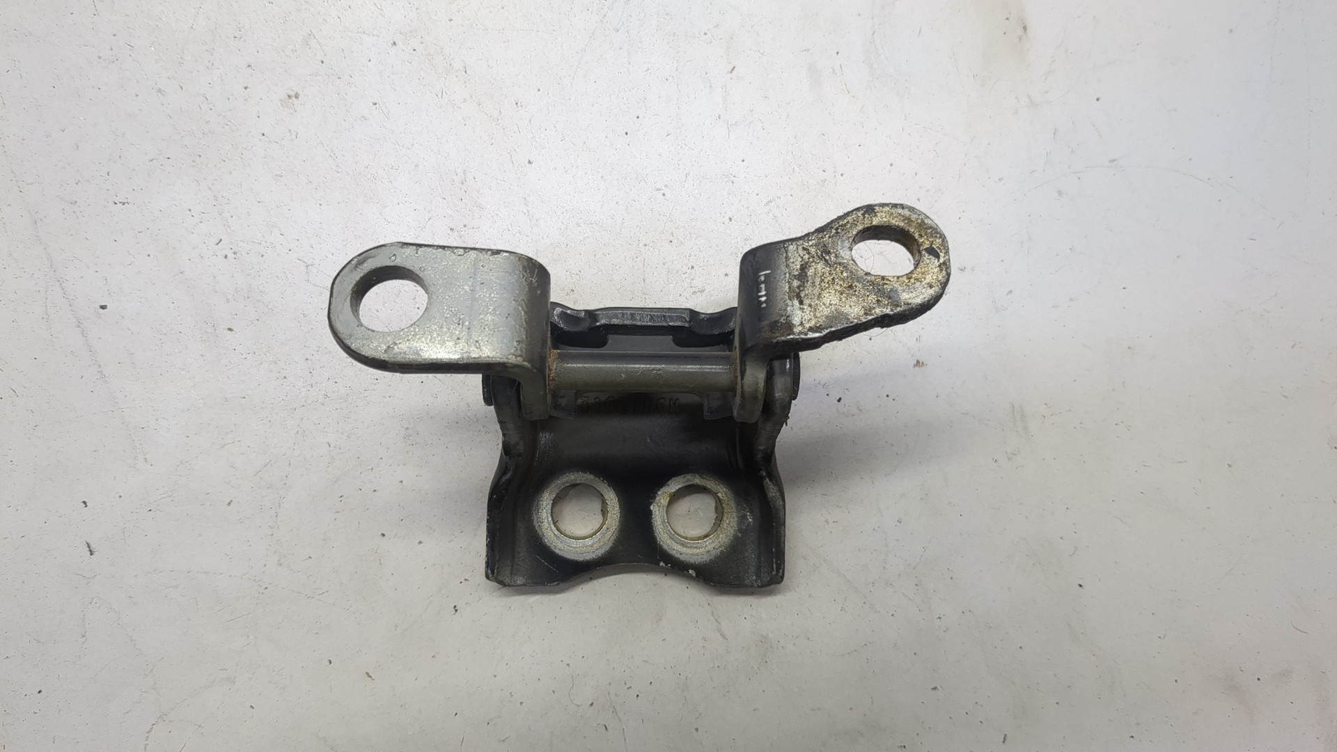 Петля двери