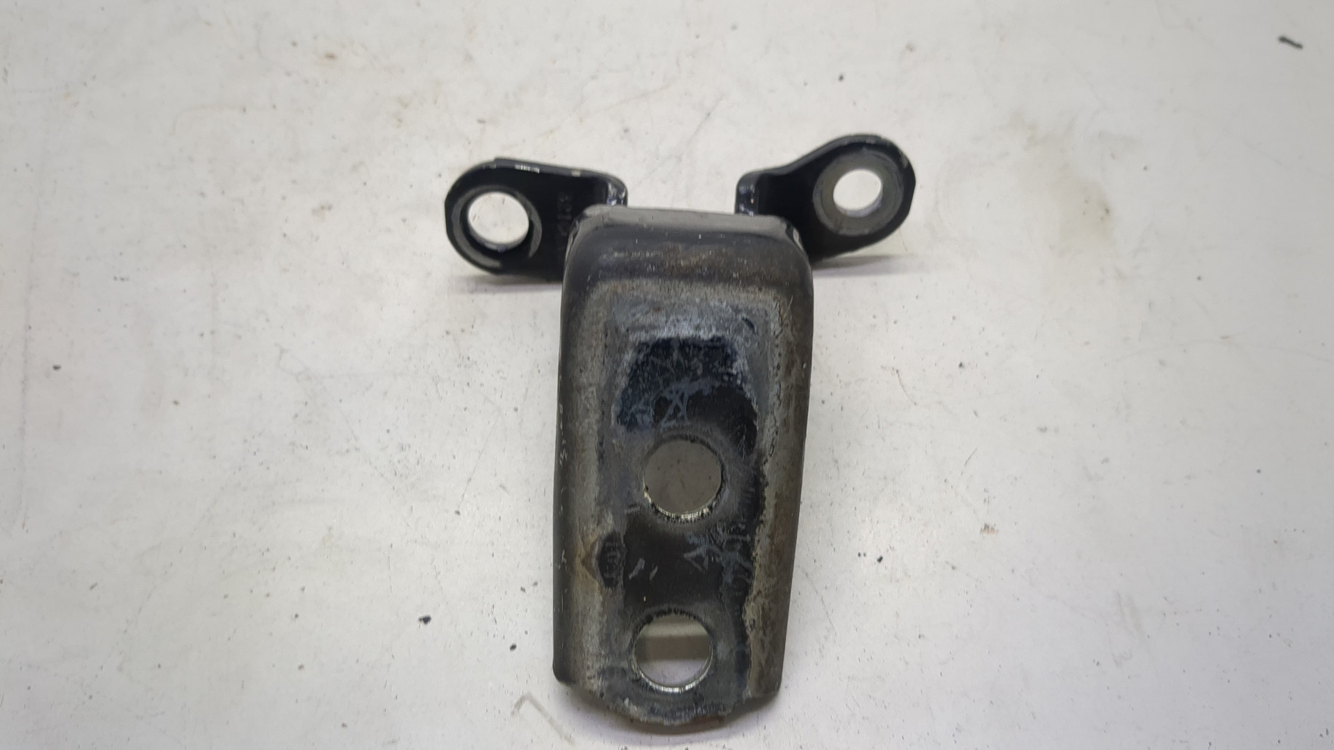 Петля двери