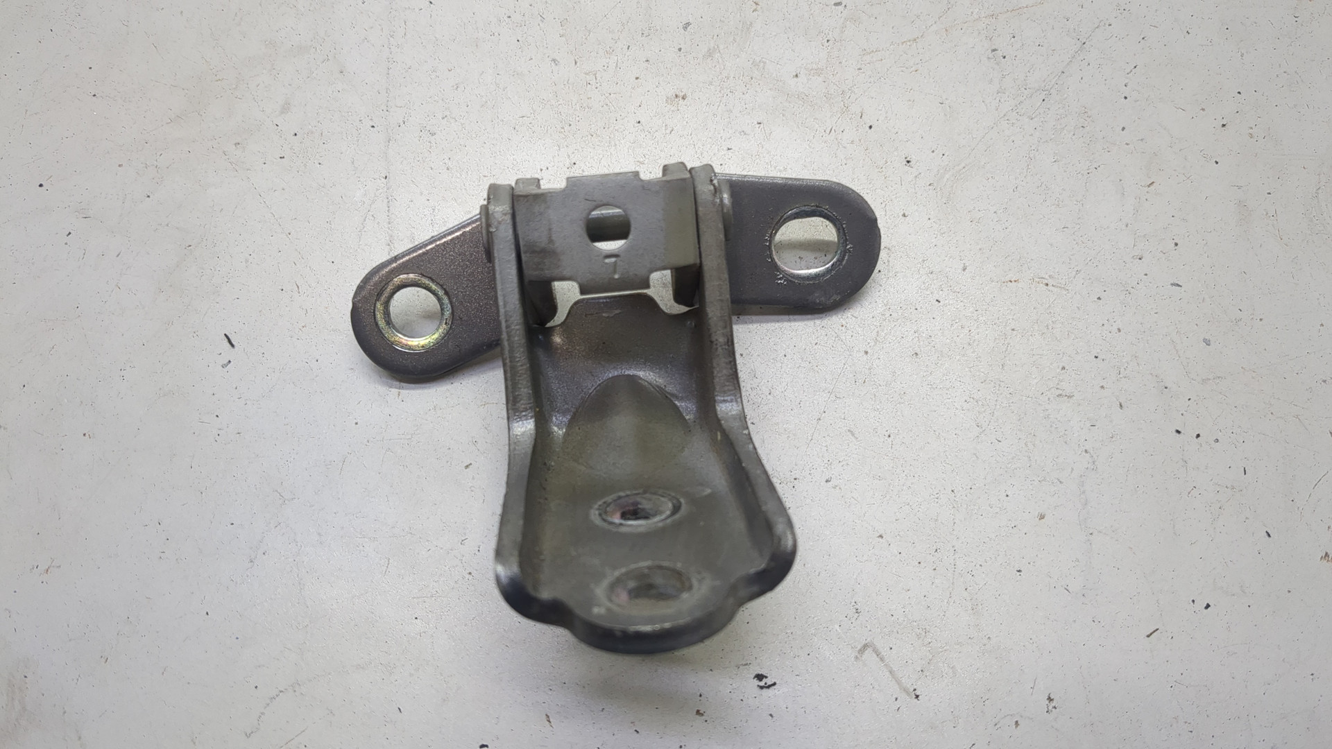 Петля двери