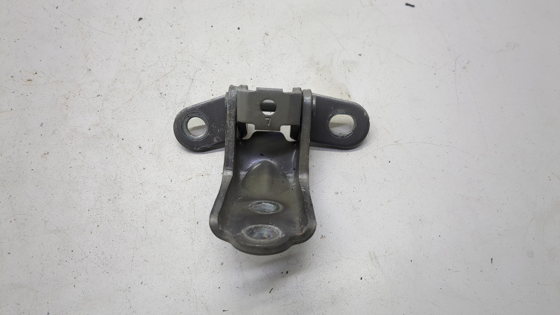 Петля двери