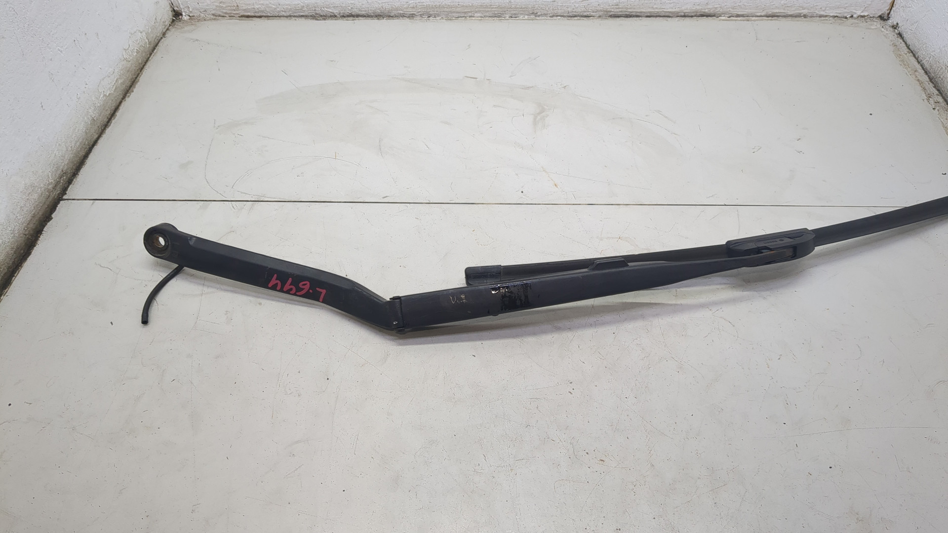 Поводок стеклоочистителя передний левый