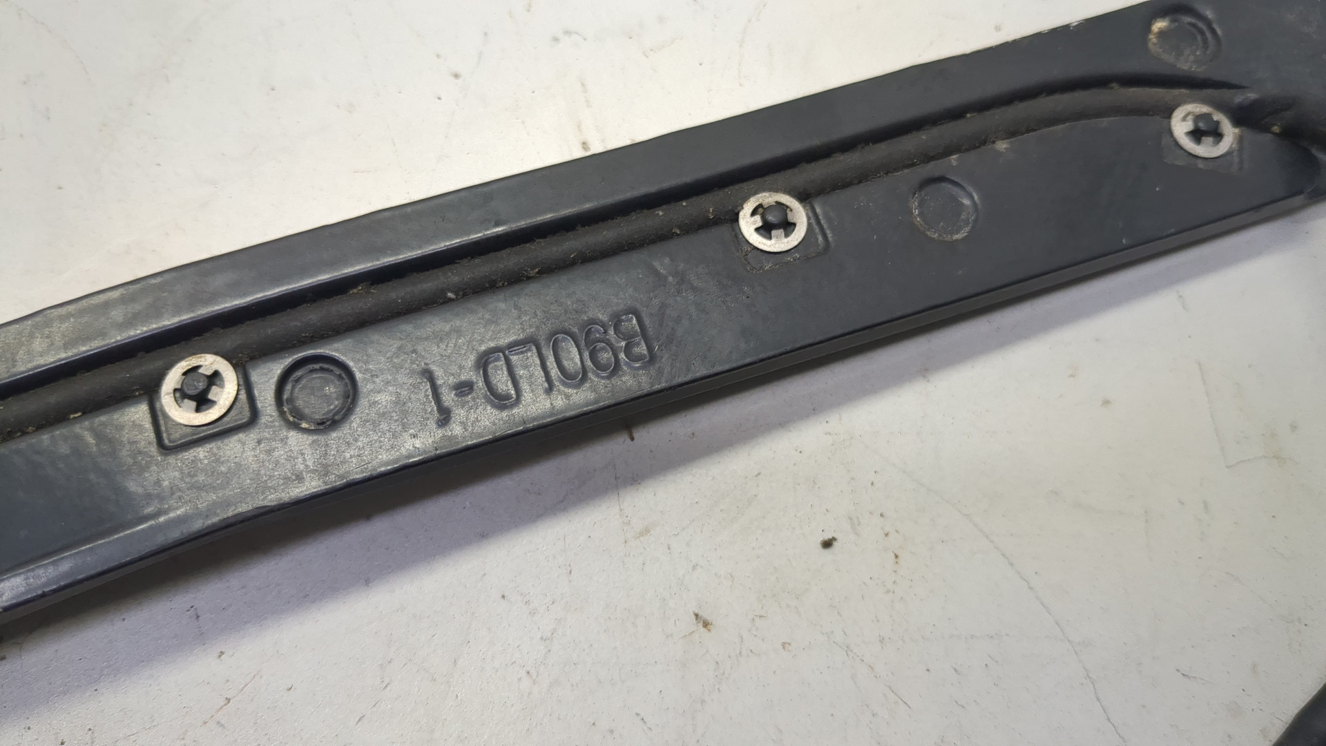 Поводок стеклоочистителя передний левый