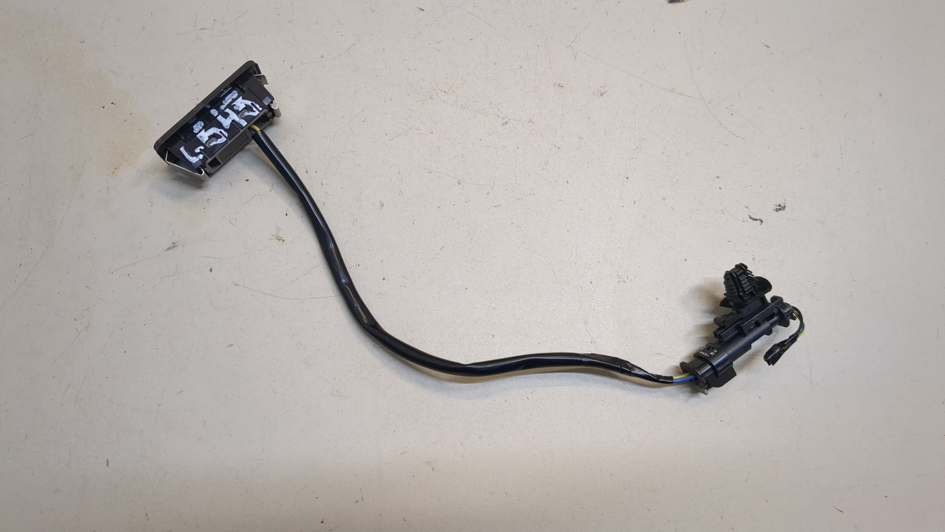 Кнопка открывания багажника