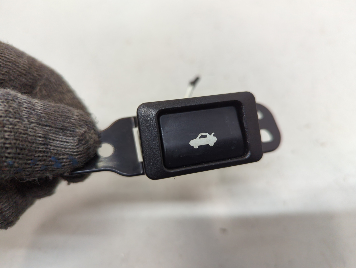 Кнопка открывания багажника