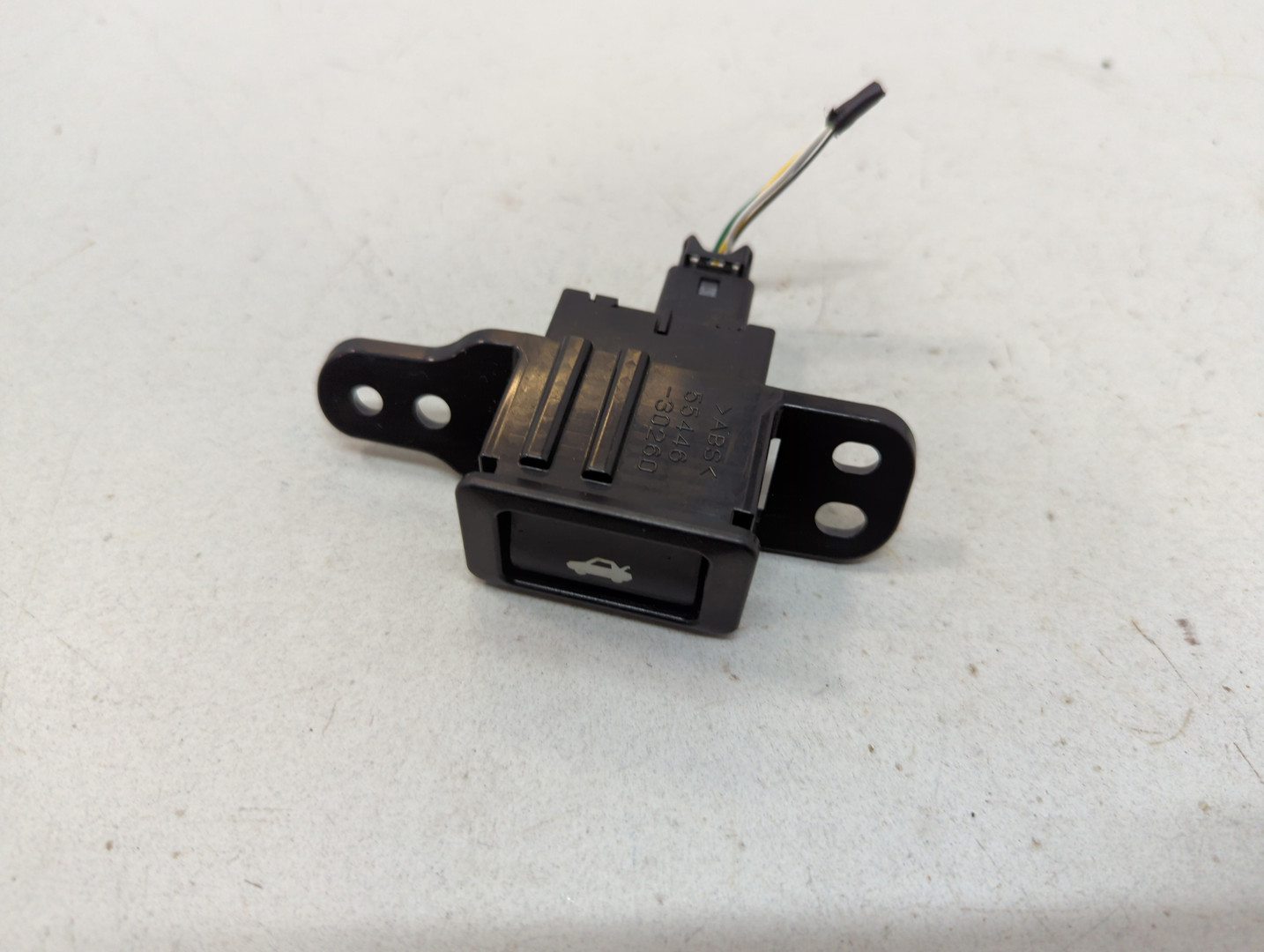 Кнопка открывания багажника