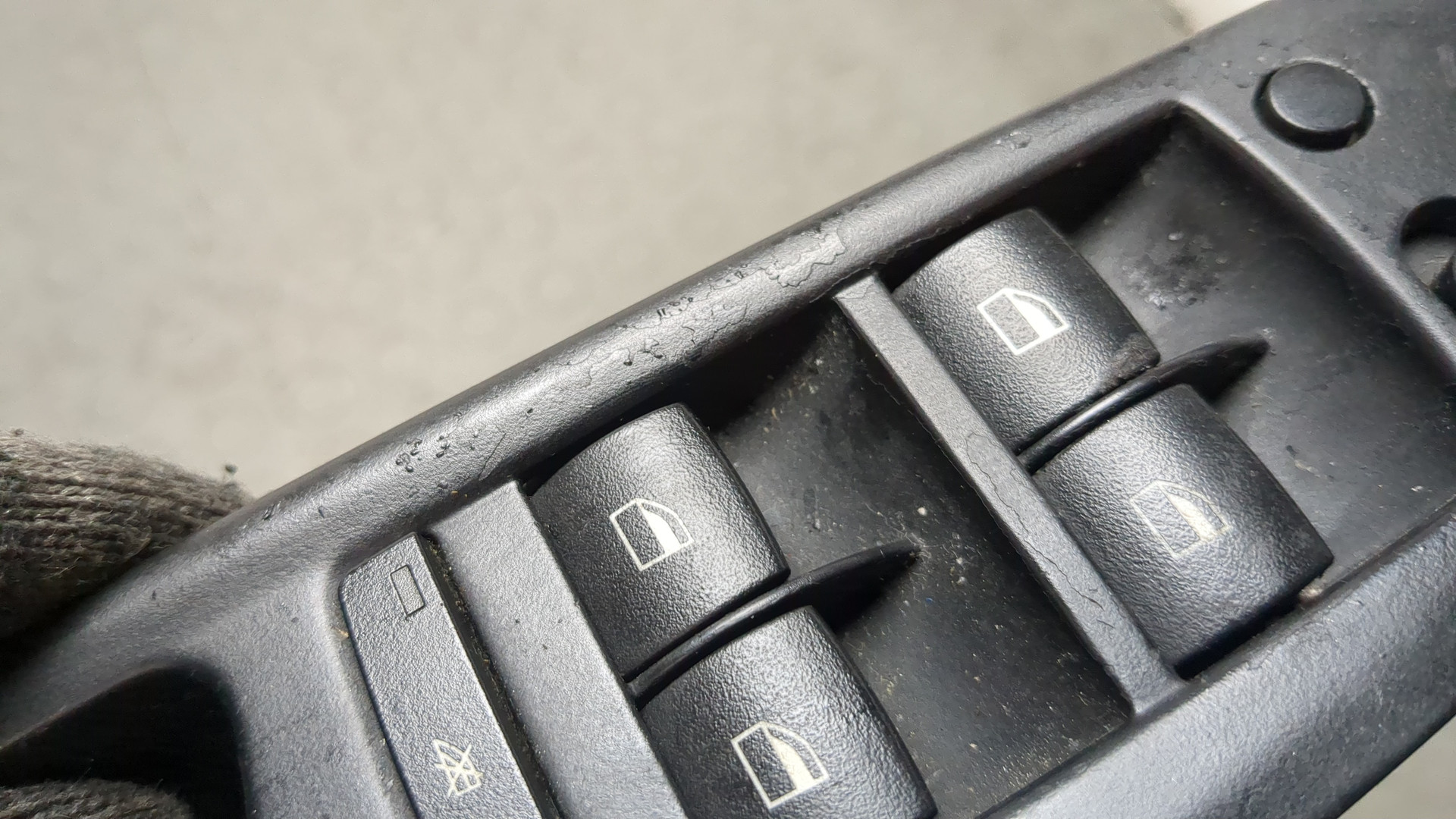 Кнопка стеклоподъемника