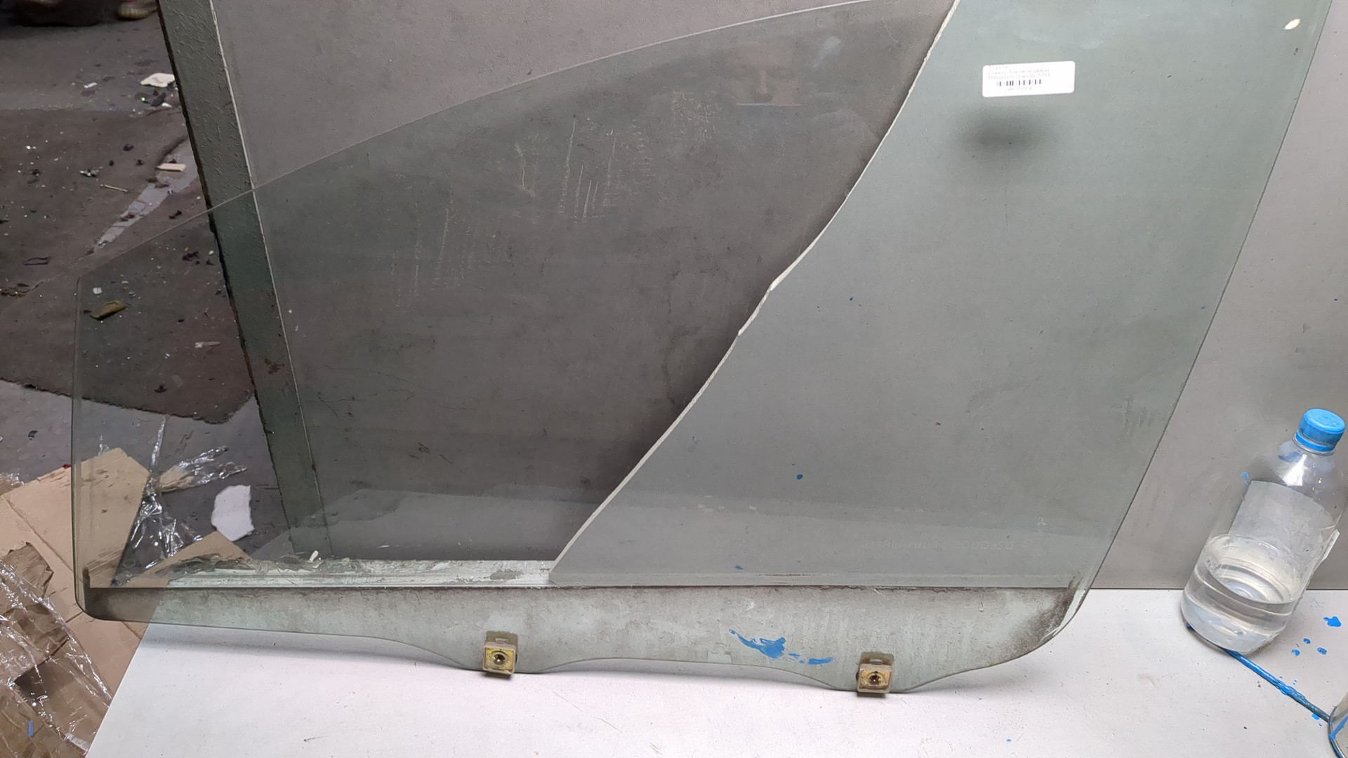 Стекло двери передней левой