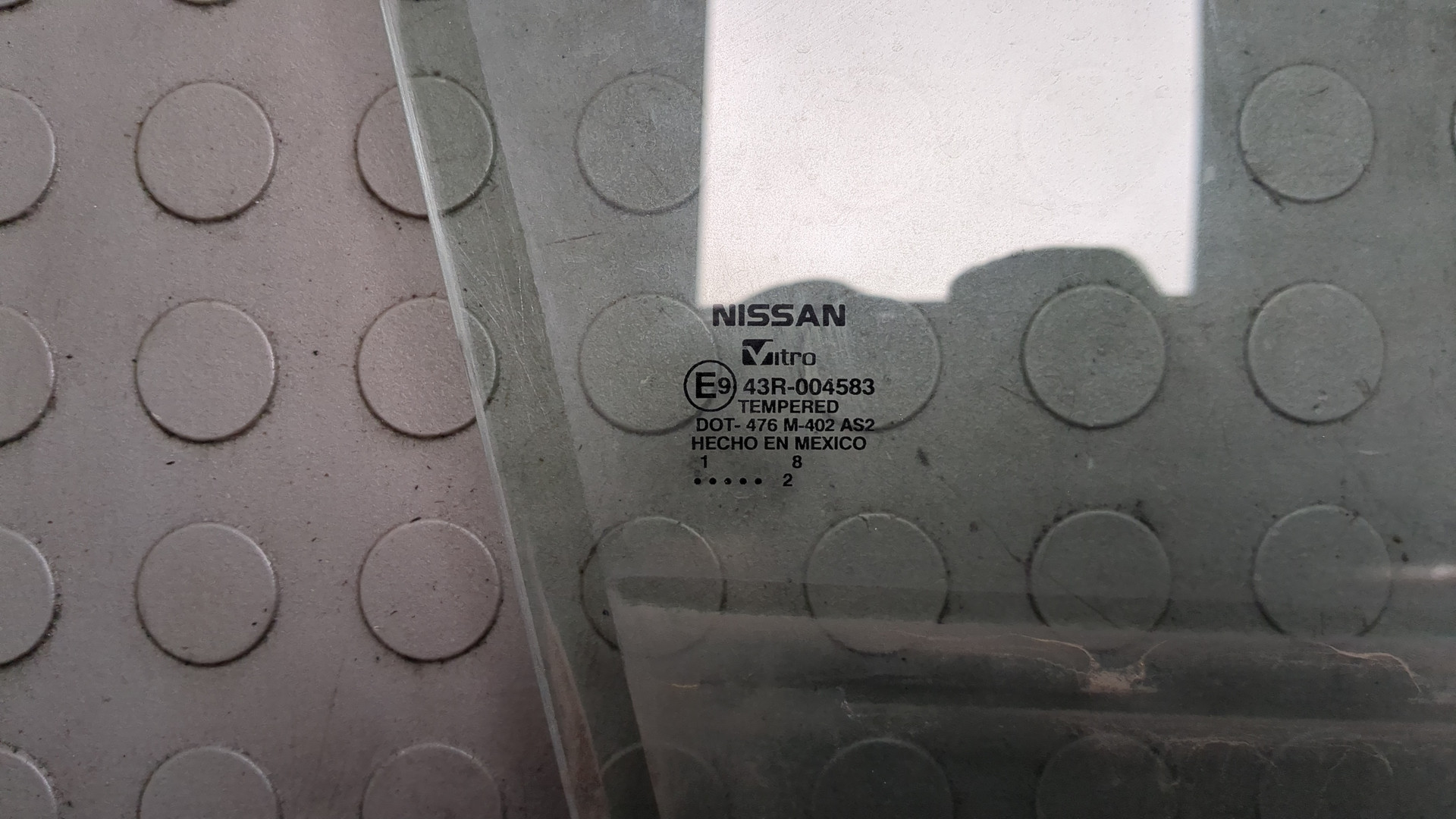 Стекло двери передней правой